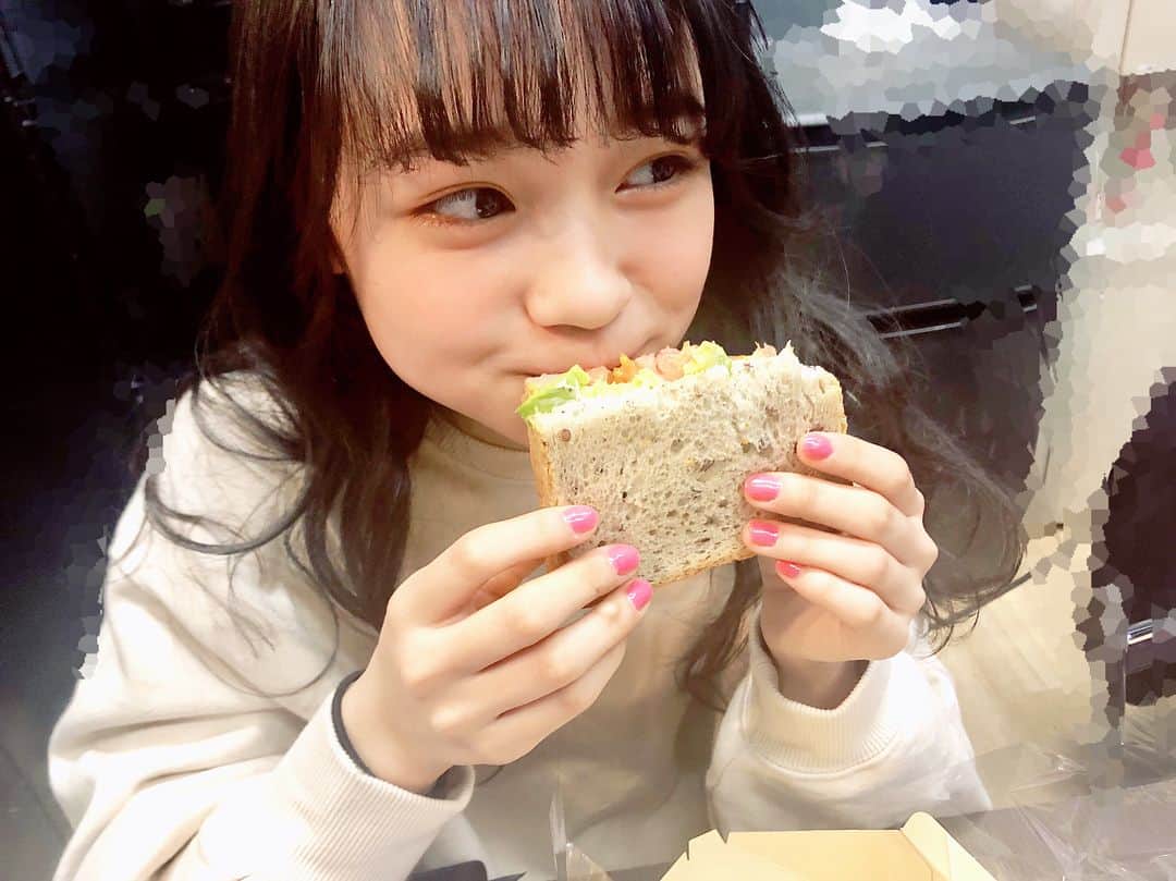 ニコ☆プチのインスタグラム：「🤤🥪 朝はパン派のおふたり。 #林芽亜里  #高比良由菜  #サンドウィッチ」