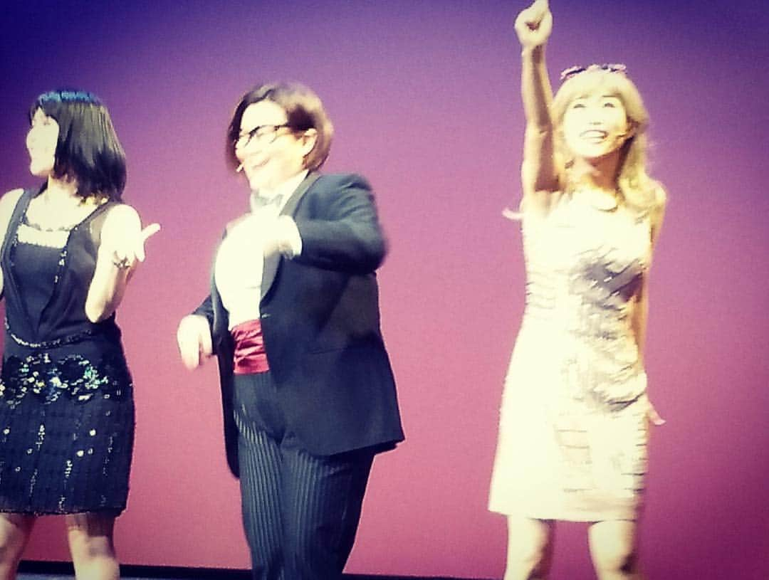 青山郁代さんのインスタグラム写真 - (青山郁代Instagram)「【「キューティ・ブロンド」大阪公演】 ・ 大阪公演、14日に開幕しました！昨日はカーテンコール撮影OKのHAPPY PINKY DAY🎀💕 ・ ・ 素敵なお写真を撮っていただき、ありがとうございます！ ・ そして、楽屋に沢山のプレゼントやお手紙をありがとうございます💕 ・ 頂いたお花とバルーンは、今回劇場ロビーに飾って頂いております🙇‍♀️✨ ・ ・ 大阪では、いつものお店に行ったり、母とゆっくりランチしたり、地元ならではな過ごし方をしています☺️✨ ・ ・ 帰ってくるたび、感じるのですが 「やっぱ大阪めっちゃ好きやわ♡」 ・ ・ 今日は「キューティ・ブロンド2019」最後のマチソワです。 土日だし盛り上がるだろうなぁ✨ ・ 劇場でお待ちしています！ ・ ・ #キューティブロンド #キューティーブロンド #legallyblonde #シアタードラマシティ #musical #全国ツアー #大阪公演 #happypinkyday #神田沙也加 ざっちょ  #pink #stage #🎀」3月16日 9時57分 - ikuyo_aoyama