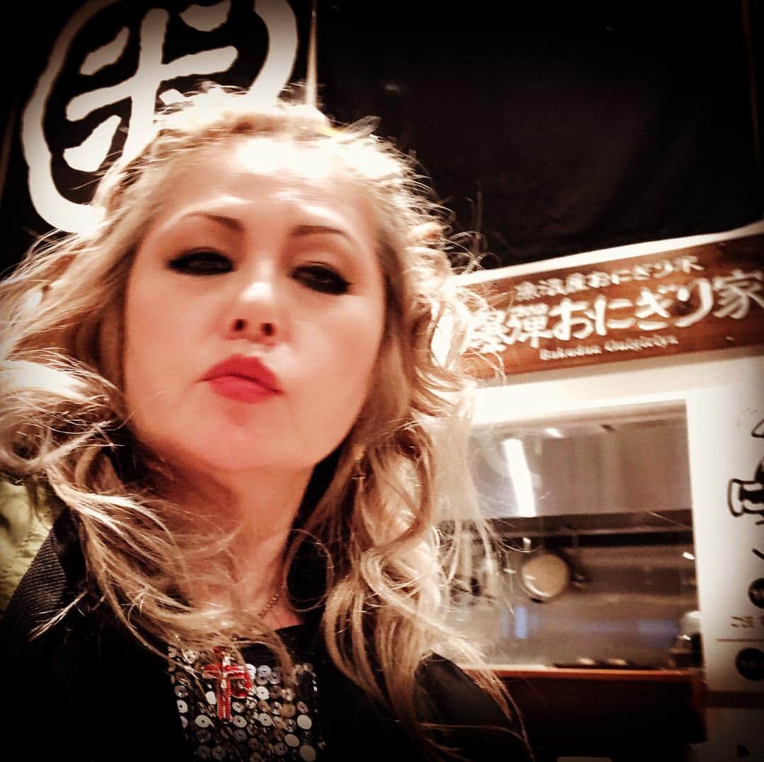 JILLさんのインスタグラム写真 - (JILLInstagram)「昨日は新潟プロモーション、お疲れ様&ありがとうございました😊  たくさんの方々に支援して頂いてるなぁ〜と気持ちがふくらみました。全国津々浦々、プロモ行きたいところですが、一番のプロモーションはライブなんで、皆さま、明日からのツアー、近くにPERSONZがやって来たら是非会場にいらしてください❣️絶対に世界が少しだけ変わります。  帰りに新潟で一押しの新潟駅のぽんしゅ館へ。私はここの回し者ではないですが、ほんと楽しい。  ここのおにぎり🍙最高です‼️ 米が爆旨❣️ 新潟出身の渡邉くんも驚いてました。  明日も食べたい〜。 あ、普通サイズの。 爆弾おにぎりはでか過ぎた🍙  それでは明日‼️会場で。  #personz  #jillpersonz #20190316 #wanderful_memories_tour #アーカイブDVD  #ツアースタンプリリース  #Jfnpark #ジャパニーズポップスラプソディ #personz.net @jillpersonz  #ワンダフルツアースタートは明日 #ツアースタートは新潟17日よ」3月16日 9時59分 - jillpersonz