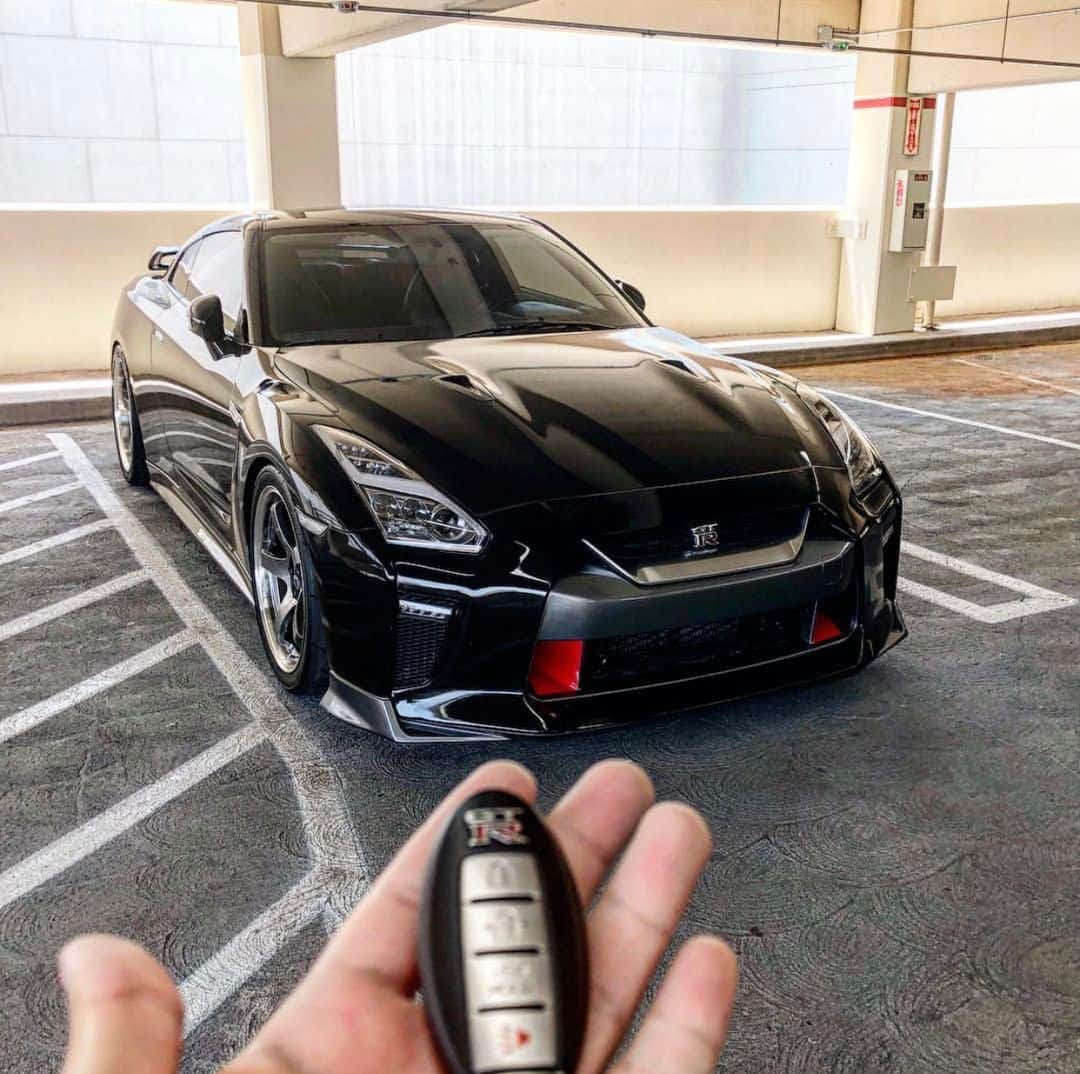 のインスタグラム：「You're walking through the parking garage and you find this key...what do you do? #NissanGTR #OMGTR #FridayFeeling 📷&🚗: @gtrwigi」