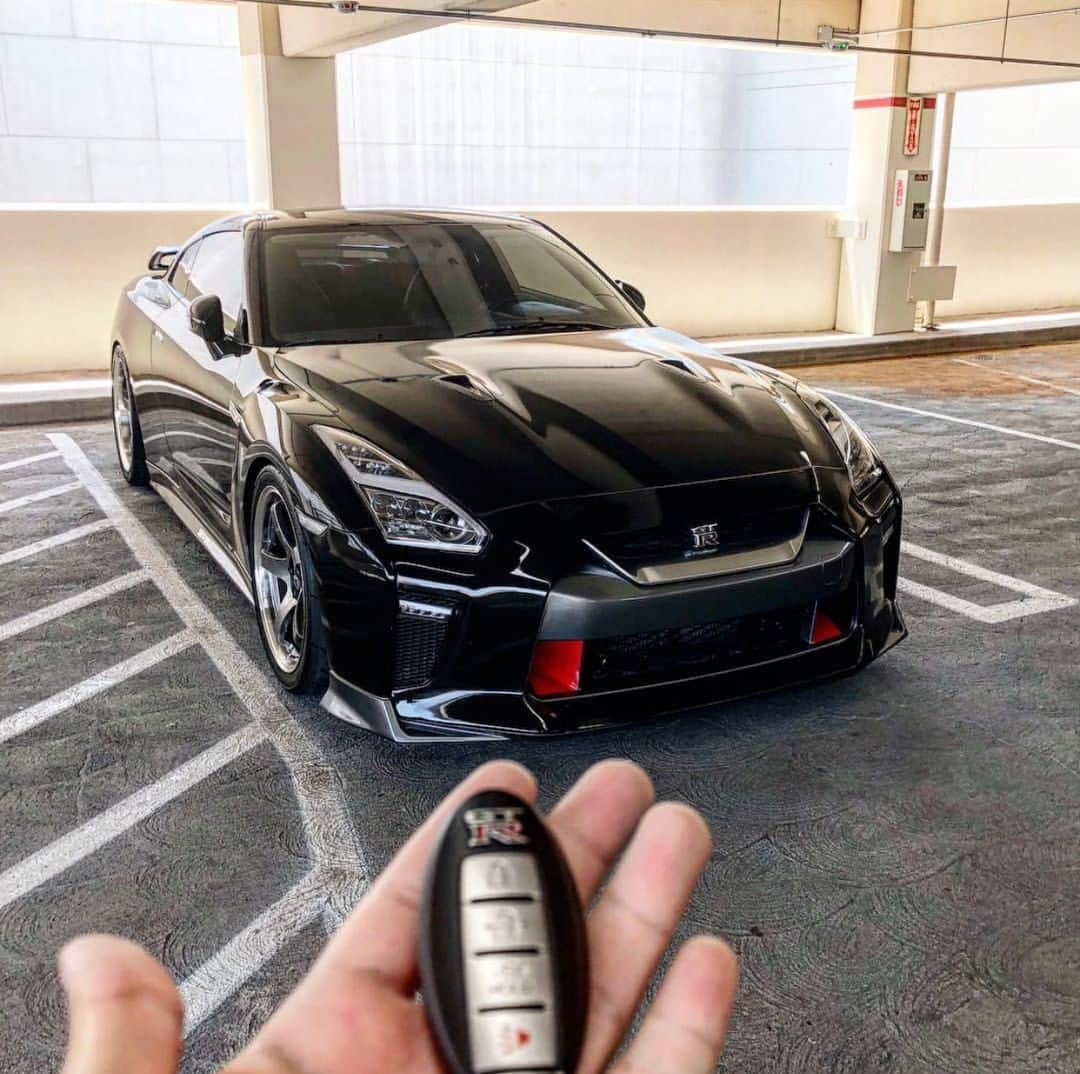 Nissanさんのインスタグラム写真 - (NissanInstagram)「You're walking through the parking garage and you find this key...what do you do? #NissanGTR #OMGTR #FridayFeeling 📷&🚗: @gtrwigi」3月16日 10時00分 - nissan