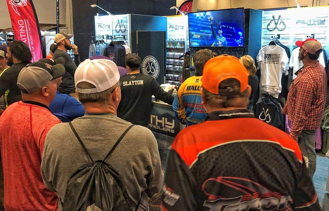Filthy Anglers™さんのインスタグラム写真 - (Filthy Anglers™Instagram)「Nice crowd gathering to watch the LIVE weigh ins today at our booth. We met a number of folks that have been following us for quite a few years, love putting faces to Instagram pages. Looking forward to tomorrow already, swing by the booth and watch day 2 of the Classic live in our booth #5212 (Level 3.) and browse all our new products www.filthyanglers.com #filthyanglers #bassmaster getfilthy #hunting #bassfishing #fishing #fishon #fishinglife #fishingislife #fishingdaily #largemouthbass #smallmouth #largemouth #bigbass #outdoors #fishforlife #ladyangler #truck #icefishing #worththewait #nature #girlswhofish #angler #sportfishing #fireball #fishingtrip #iamsportsman #icefishing」3月16日 10時00分 - filthyanglers