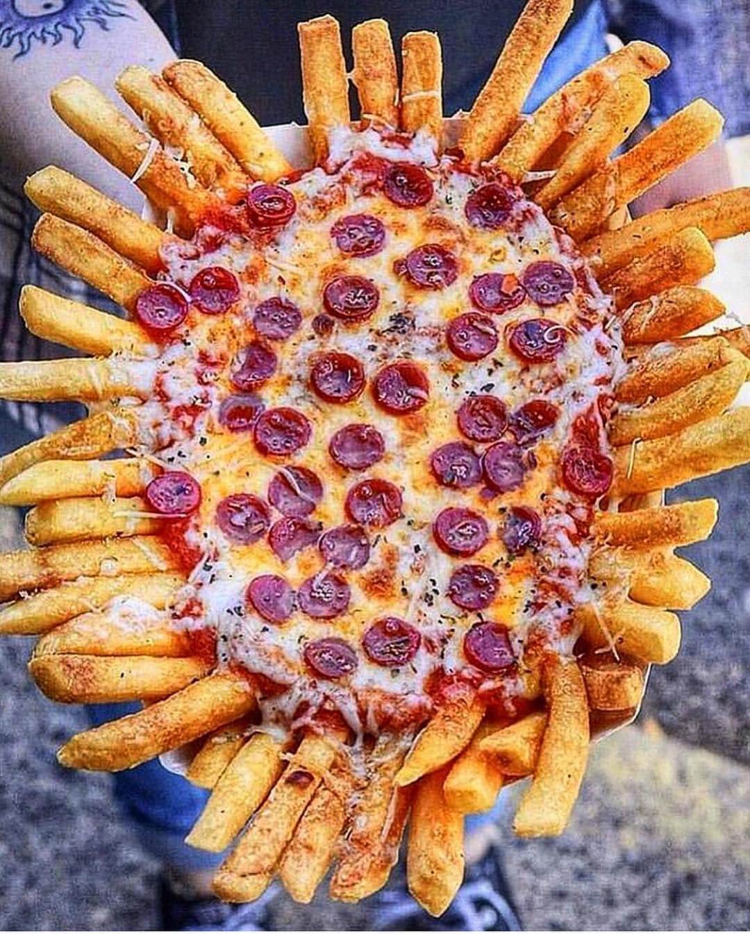 scottlippsさんのインスタグラム写真 - (scottlippsInstagram)「When you just need to get healthy... French fry pizza is the only cure #epic #pizza #frenchfries」3月16日 10時04分 - scottlipps