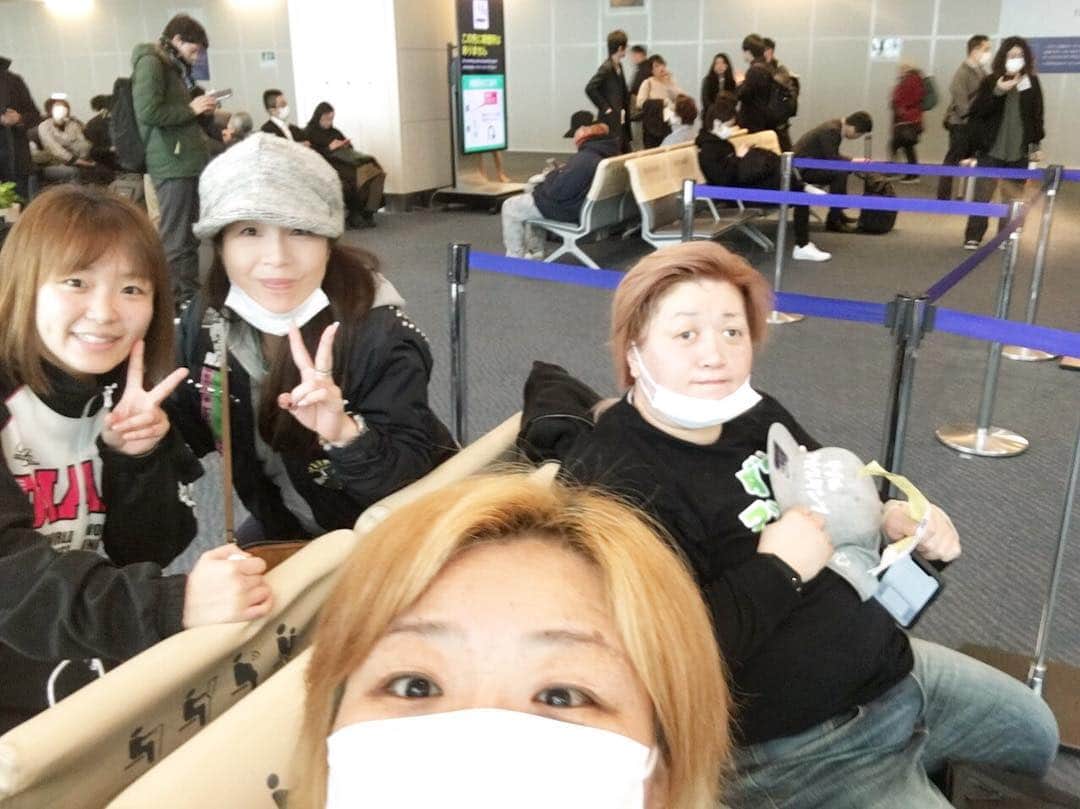 井上貴子のインスタグラム：「熊本行ってくんよー^ ^  Happyで^ ^  #井上貴子  #LLPWX #女子プロレスラー #ゴルフ #ANA #羽田空港 #熊本 #井上京子 #伊藤薫 #Sareee」