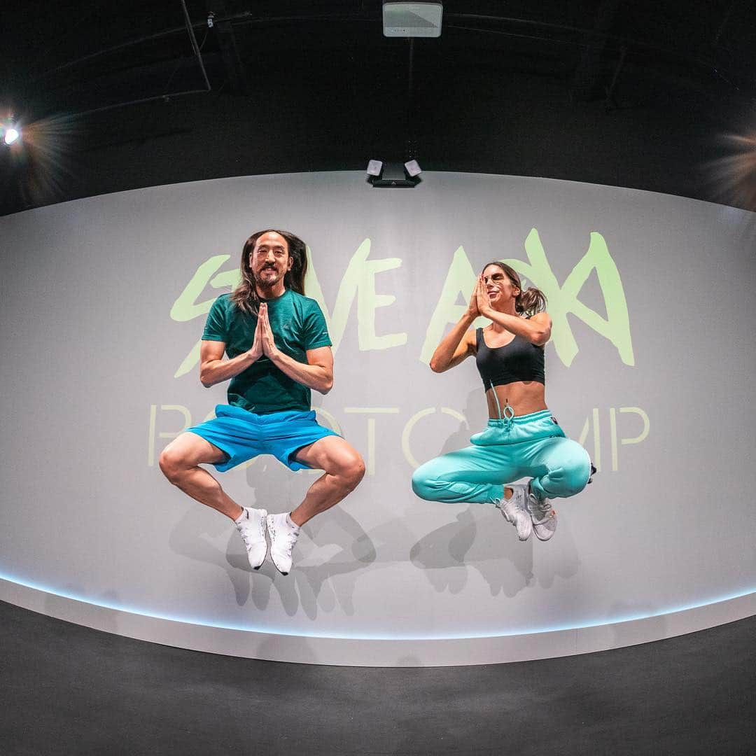 スティーヴ・アオキさんのインスタグラム写真 - (スティーヴ・アオキInstagram)「#aokijump #973. The Aoki x @jenselter Jump. @neoufitness NY, NY.」3月16日 10時19分 - steveaoki