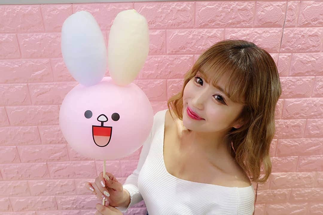 黛実希さんのインスタグラム写真 - (黛実希Instagram)「#韓国で 大大大人気のうさちゃん綿あめ🐰🍭のお店#candystar (@candy_star_japan)が#舞浜 #イクスピアリ の1階にある🍬FOOD SELECTION🍬に#ポップアップストア として昨日(15日〜)オープンしたから、韓国マニアとしていち早く遊びに行ってきた♡🇰🇷♡ 3月31日までやってるから、春休みのあいだに是非行ってみてね😍💕💕 * もうとにかく可愛すぎて可愛すぎてやばかった❣️💭 スワイプの1番最後にはうさちゃん綿あめ作ってる動画も載せたから見てね😘 * うさちゃん綿あめ普通に激うまであっという間にぺろっと食べ終わりました😋♡笑 * * * #みきぐるめ#インスタ映えスポット#韓国旅行#韓国カフェ#インスタグラマー#インフルエンサー#韓国好きな人と繋がりたい#カメラ女子#明洞カフェ#カメラ好きな人と繋がりたい#좋아요반사#반사#팔로우#맞팔#선팔#소통#맞팔해요#소통해요#셀카#인플루언서#인스타그래머#데일리룩#followme」3月16日 10時19分 - candymiiiki