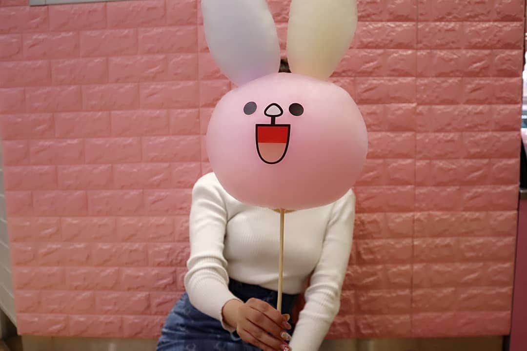 黛実希さんのインスタグラム写真 - (黛実希Instagram)「#韓国で 大大大人気のうさちゃん綿あめ🐰🍭のお店#candystar (@candy_star_japan)が#舞浜 #イクスピアリ の1階にある🍬FOOD SELECTION🍬に#ポップアップストア として昨日(15日〜)オープンしたから、韓国マニアとしていち早く遊びに行ってきた♡🇰🇷♡ 3月31日までやってるから、春休みのあいだに是非行ってみてね😍💕💕 * もうとにかく可愛すぎて可愛すぎてやばかった❣️💭 スワイプの1番最後にはうさちゃん綿あめ作ってる動画も載せたから見てね😘 * うさちゃん綿あめ普通に激うまであっという間にぺろっと食べ終わりました😋♡笑 * * * #みきぐるめ#インスタ映えスポット#韓国旅行#韓国カフェ#インスタグラマー#インフルエンサー#韓国好きな人と繋がりたい#カメラ女子#明洞カフェ#カメラ好きな人と繋がりたい#좋아요반사#반사#팔로우#맞팔#선팔#소통#맞팔해요#소통해요#셀카#인플루언서#인스타그래머#데일리룩#followme」3月16日 10時19分 - candymiiiki