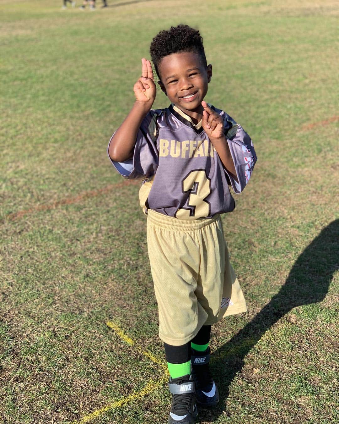 ラッセル・ウィルソンのインスタグラム：「First Official Football Game! Touchdown Machine! #WeWon 🏈」