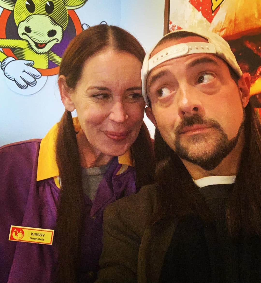 ケヴィン・スミスのインスタグラム：「You think I’d miss Missy? @jenschwalbach played one of the original Girl Gang in #jayandsilentbobstrikeback so when she shot her scene today in @jayandsilentbob Reboot, it was like returning royalty! Part of the fun of filmmaking for me is putting people I love in front of the camera. That way, the whole flick functions like a very expensive family photo album! And Jen is who I think of when I think of family - both in real life and in the movies too! Also: for those keeping count, this is the fourth Mooby’s fast food joint we’ve built for the #viewaskewniverse flicks, starting with Dogma in 1999. So 2019 also marks the 20th anniversary of Mooby, the Golden Calf! #KevinSmith #jenschwalbach #jayandsilentbobreboot #neworleans #moobys #viewaskew」