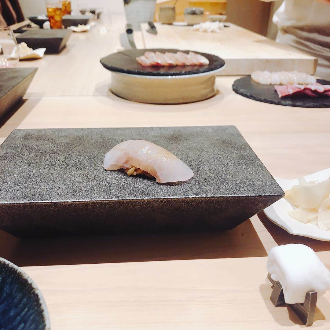 浦田麻緖さんのインスタグラム写真 - (浦田麻緖Instagram)「なんとはじめから最後まで握り🍣32貫🍣 でもペロリ食べれちゃうw ちなみに美味しい奈良のお酒と出会った🍶生酒だから微発泡👌  #はっこく #銀座 #気さくな大将 #鮨 #予約の取れないお店  #グルメ #日本酒 #篠峯伊勢錦 #生酒 #奈良のお酒 #奈良 #奈良出身 #仲間」3月16日 10時32分 - mao.urata