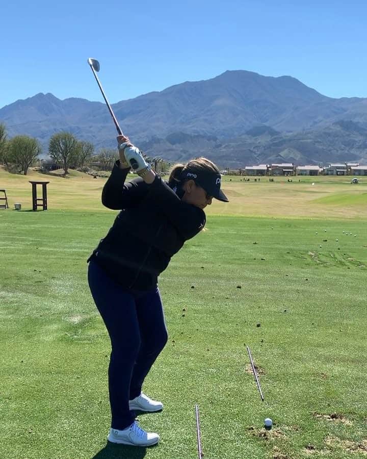 リセット・サラスのインスタグラム：「Aiming at a different set of mountains today ⛰ ⛰ @pingtour @antiguasportswear 🏌🏽‍♀️」