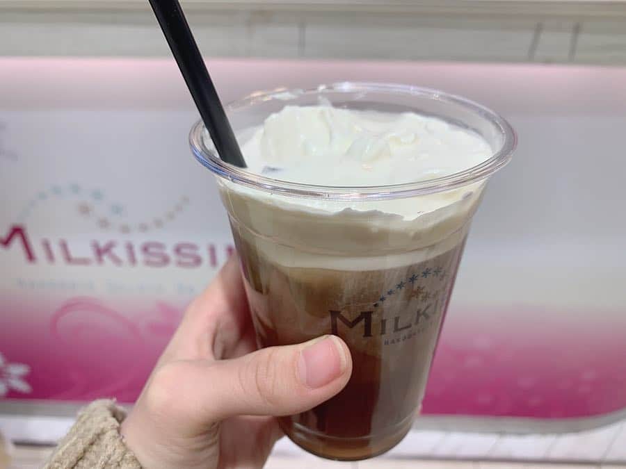 夏川愛実さんのインスタグラム写真 - (夏川愛実Instagram)「ㅤㅤㅤㅤㅤㅤㅤㅤㅤㅤㅤㅤㅤ ㅤㅤㅤㅤㅤㅤㅤㅤㅤㅤㅤㅤㅤ  #milkissimo の 北海道チーズティー ほうじ茶💓 ㅤㅤㅤㅤㅤㅤㅤㅤㅤㅤㅤ  ずっと飲みたいなーって思ってて やっと行った！PARCOにあります😀 ㅤㅤㅤㅤㅤㅤㅤㅤㅤㅤㅤ チーズティーを初めて飲んだんだけど ふわっふわでびっくり！！！！！ 甘さとほうじ茶がええかんじ🤤 ㅤㅤㅤㅤㅤㅤㅤㅤㅤㅤㅤ #チーズティー#ほうじ茶チーズティー #ほうじ茶#ほうじ茶ラテ#PARCO ㅤㅤㅤㅤㅤㅤㅤㅤㅤㅤㅤ ㅤㅤㅤㅤㅤㅤㅤㅤㅤㅤㅤ」3月16日 10時32分 - ami_natsukawa