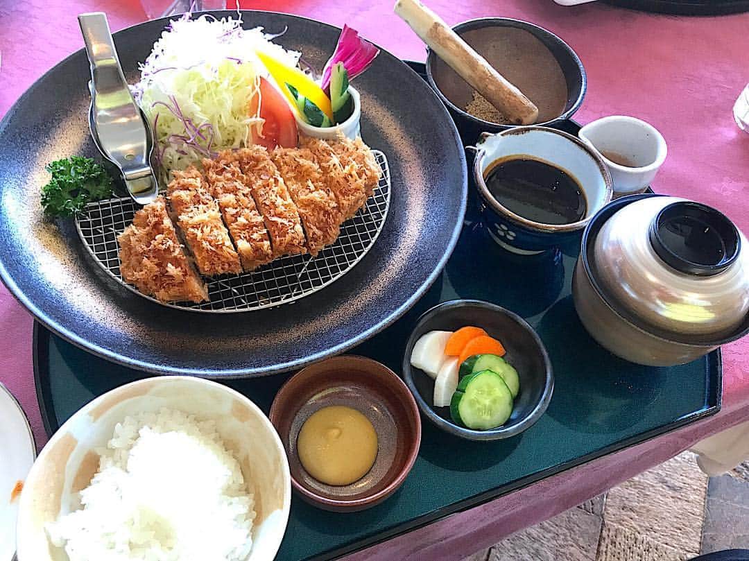 のインスタグラム：「久しぶりの成田ゴルフ倶楽部でした 大好きなコースだけど難しくてなかなかスコアが出ない💦 でも色々やらかしまくった割には95で回れたから嬉しーい☆ ランチはお決まりの 菜の花ポークロースかつ御膳🐷 #成田ゴルフ倶楽部#大好きなコース#ご飯が美味しい#コースも綺麗#お決まりランチメニュー#ここのカツはサクサク#梅も咲いてた#スルーで楽々#ゴルフって楽しい#原史奈#ゴルフ#ゴルフレッスン#ゴルフ女子#ゴルフ男子#ゴルフ大好き#golf#ゴルフウエア#ゴルフグローブ#ゴルフグッズ#ゴルフ動画#ping#ピンgle#even#doubleeagle#クアルトユナイテッド#cuartounited」