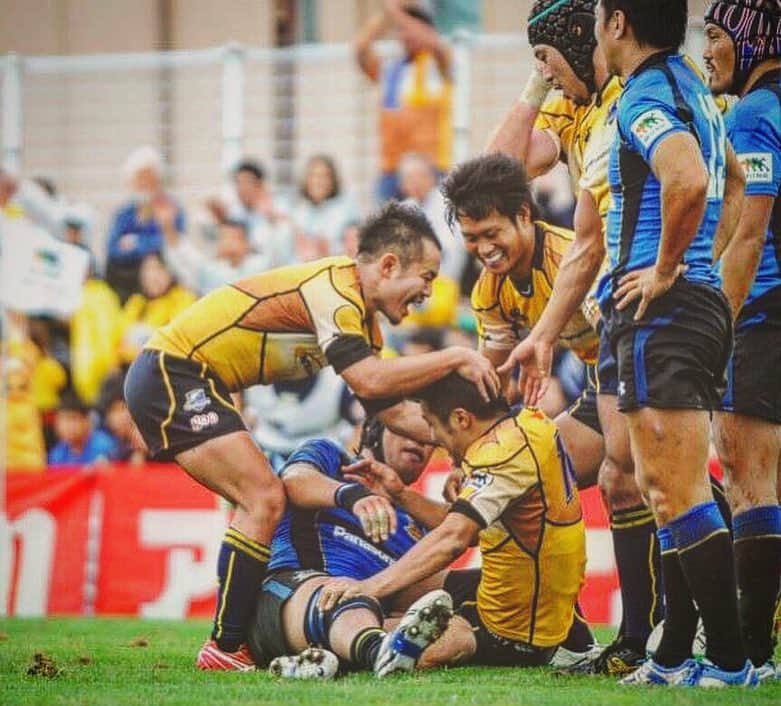 君島良夫さんのインスタグラム写真 - (君島良夫Instagram)「我らが岡健二(@kenjii_1126) お疲れ様会。 グラウンドでは抜群のパス捌きで相手を翻弄し、プライベートでは華麗なるトーク捌きで仲間を魅了。素晴らしい選手であり、素晴らしい人間。今後はきっと偉大な指導者となって活躍することでしょう。 長い現役生活、本当にお疲れ様でした。  Celebrated @kenjii_1126 's  retirement with some good oldies last night. Congrats on the great career and very proud to spend the time on/off the pitch with you Ken chan! #ShiningArcs #BeerLovers」3月16日 10時44分 - yosh_10