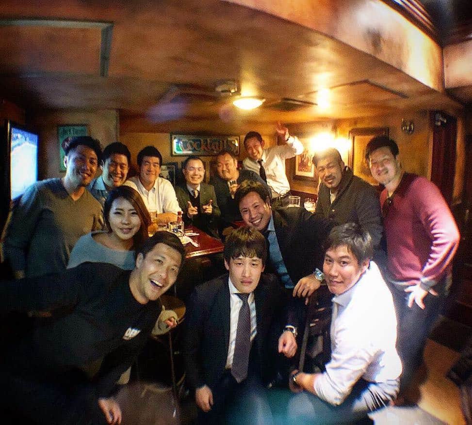 君島良夫のインスタグラム：「我らが岡健二(@kenjii_1126) お疲れ様会。 グラウンドでは抜群のパス捌きで相手を翻弄し、プライベートでは華麗なるトーク捌きで仲間を魅了。素晴らしい選手であり、素晴らしい人間。今後はきっと偉大な指導者となって活躍することでしょう。 長い現役生活、本当にお疲れ様でした。  Celebrated @kenjii_1126 's  retirement with some good oldies last night. Congrats on the great career and very proud to spend the time on/off the pitch with you Ken chan! #ShiningArcs #BeerLovers」