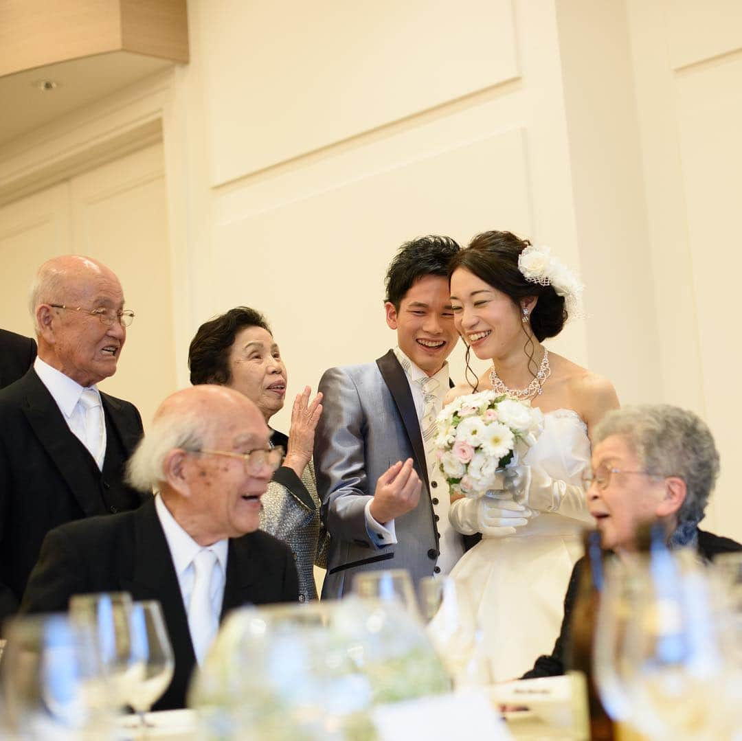 八芳園さんのインスタグラム写真 - (八芳園Instagram)「【FURUSATO WEDDING】 おふたりとご家族さまが想い出を語り合う時間を過ごすことで、 絆が深まるご結婚式の一日を過ごして頂きたい。 そんな想いから生まれた「FURUSATO WEDDING」。 ご新郎さまご新婦さまが、どんな場所で生まれ、 どんな方たちのなかで育ってこられたのか。 知っているようで知らなかったおふたりのヒストリーを、 ゲストの皆さまにお届けするとき、ご披露宴はもっとみんなの心に残るものになります。  専属のビデオカメラマンがおふたりの想い出のふるさとを撮影し、 ご披露宴の中で上映する「Story of Journey」で、ゲストの皆さまをおふたりのふるさとの旅へとご案内。 そうしておふたりのルーツを皆さまと分かち合ったあとには、 おふたりに因んだ、料理長とつくりあげるおふたりらしいオリジナル料理でおもてなし。 ゲストの皆さまの会話を盛り上げる、料理パフォーマンスや空間の演出と合わせて、 ご家族さまの絆を深めるご結婚式の一日を、八芳園がご提案いたします。  TEAM FOR WEDDING 【八芳園ウエディング】 http://www.happo-en.com/wedding/ 【FURUSATO WEDDING】 To make a story for an irreplaceable day of the wedding ceremony, knowing the history of the couple makes the story even more beautiful.  What kind of place each of the two were born,and with what kind of people they were raised. When delivering the stories of the two which were unknown although having believed as known to the guests, the reception becomes more memorable for the guests. “Story of Journey” which is shot by an exclusive video cameraman in their memorable hometowns and will be screened before the reception guides all the guests to the journey to their hometowns. The images feeling of their FURUSATO(hometown) raises the expectation for the reception.  For the food for the reception, “Hospitality cuisines” which is original menu that a couple creates with the chef and cooking performance to enhance conversation with guests can be enjoyed as well.  Please feel and experience “ FURUSATO” which allow both of you two and your guests to have an unforgettable time with.  TEAM FOR WEDDING 【Happo-en wedding】 http://www.happo-en.com/wedding/  #八芳園 #八芳園花嫁 #八芳園ウェディング #八芳園披露宴 #花嫁 #プレ花嫁 #プレ花嫁さんと繋がりたい #サクレ #結婚 #家族 #ふるさと #映像 #おもてなし料理 #親子 #絆  #happoen #happoenwedding #wedding #family #movie #omotenashi #teamforhappoen  #tokyo」3月16日 10時54分 - happoen