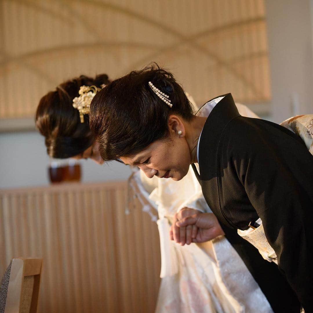 八芳園さんのインスタグラム写真 - (八芳園Instagram)「【FURUSATO WEDDING】 おふたりとご家族さまが想い出を語り合う時間を過ごすことで、 絆が深まるご結婚式の一日を過ごして頂きたい。 そんな想いから生まれた「FURUSATO WEDDING」。 ご新郎さまご新婦さまが、どんな場所で生まれ、 どんな方たちのなかで育ってこられたのか。 知っているようで知らなかったおふたりのヒストリーを、 ゲストの皆さまにお届けするとき、ご披露宴はもっとみんなの心に残るものになります。  専属のビデオカメラマンがおふたりの想い出のふるさとを撮影し、 ご披露宴の中で上映する「Story of Journey」で、ゲストの皆さまをおふたりのふるさとの旅へとご案内。 そうしておふたりのルーツを皆さまと分かち合ったあとには、 おふたりに因んだ、料理長とつくりあげるおふたりらしいオリジナル料理でおもてなし。 ゲストの皆さまの会話を盛り上げる、料理パフォーマンスや空間の演出と合わせて、 ご家族さまの絆を深めるご結婚式の一日を、八芳園がご提案いたします。  TEAM FOR WEDDING 【八芳園ウエディング】 http://www.happo-en.com/wedding/ 【FURUSATO WEDDING】 To make a story for an irreplaceable day of the wedding ceremony, knowing the history of the couple makes the story even more beautiful.  What kind of place each of the two were born,and with what kind of people they were raised. When delivering the stories of the two which were unknown although having believed as known to the guests, the reception becomes more memorable for the guests. “Story of Journey” which is shot by an exclusive video cameraman in their memorable hometowns and will be screened before the reception guides all the guests to the journey to their hometowns. The images feeling of their FURUSATO(hometown) raises the expectation for the reception.  For the food for the reception, “Hospitality cuisines” which is original menu that a couple creates with the chef and cooking performance to enhance conversation with guests can be enjoyed as well.  Please feel and experience “ FURUSATO” which allow both of you two and your guests to have an unforgettable time with.  TEAM FOR WEDDING 【Happo-en wedding】 http://www.happo-en.com/wedding/  #八芳園 #八芳園花嫁 #八芳園ウェディング #八芳園披露宴 #花嫁 #プレ花嫁 #プレ花嫁さんと繋がりたい #サクレ #結婚 #家族 #ふるさと #映像 #おもてなし料理 #親子 #絆  #happoen #happoenwedding #wedding #family #movie #omotenashi #teamforhappoen  #tokyo」3月16日 10時54分 - happoen