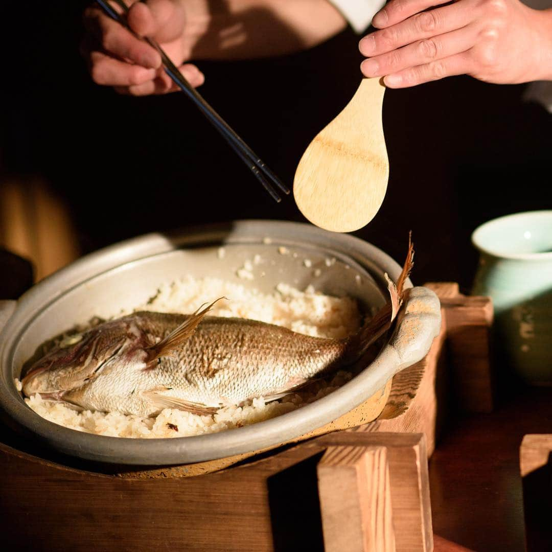 八芳園さんのインスタグラム写真 - (八芳園Instagram)「【FURUSATO WEDDING】 おふたりとご家族さまが想い出を語り合う時間を過ごすことで、 絆が深まるご結婚式の一日を過ごして頂きたい。 そんな想いから生まれた「FURUSATO WEDDING」。 ご新郎さまご新婦さまが、どんな場所で生まれ、 どんな方たちのなかで育ってこられたのか。 知っているようで知らなかったおふたりのヒストリーを、 ゲストの皆さまにお届けするとき、ご披露宴はもっとみんなの心に残るものになります。  専属のビデオカメラマンがおふたりの想い出のふるさとを撮影し、 ご披露宴の中で上映する「Story of Journey」で、ゲストの皆さまをおふたりのふるさとの旅へとご案内。 そうしておふたりのルーツを皆さまと分かち合ったあとには、 おふたりに因んだ、料理長とつくりあげるおふたりらしいオリジナル料理でおもてなし。 ゲストの皆さまの会話を盛り上げる、料理パフォーマンスや空間の演出と合わせて、 ご家族さまの絆を深めるご結婚式の一日を、八芳園がご提案いたします。  TEAM FOR WEDDING 【八芳園ウエディング】 http://www.happo-en.com/wedding/ 【FURUSATO WEDDING】 To make a story for an irreplaceable day of the wedding ceremony, knowing the history of the couple makes the story even more beautiful.  What kind of place each of the two were born,and with what kind of people they were raised. When delivering the stories of the two which were unknown although having believed as known to the guests, the reception becomes more memorable for the guests. “Story of Journey” which is shot by an exclusive video cameraman in their memorable hometowns and will be screened before the reception guides all the guests to the journey to their hometowns. The images feeling of their FURUSATO(hometown) raises the expectation for the reception.  For the food for the reception, “Hospitality cuisines” which is original menu that a couple creates with the chef and cooking performance to enhance conversation with guests can be enjoyed as well.  Please feel and experience “ FURUSATO” which allow both of you two and your guests to have an unforgettable time with.  TEAM FOR WEDDING 【Happo-en wedding】 http://www.happo-en.com/wedding/  #八芳園 #八芳園花嫁 #八芳園ウェディング #八芳園披露宴 #花嫁 #プレ花嫁 #プレ花嫁さんと繋がりたい #サクレ #結婚 #家族 #ふるさと #映像 #おもてなし料理 #親子 #絆  #happoen #happoenwedding #wedding #family #movie #omotenashi #teamforhappoen  #tokyo」3月16日 10時54分 - happoen