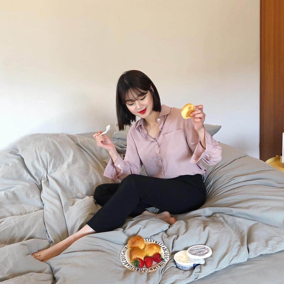 HOTPING公式アカウントさんのインスタグラム写真 - (HOTPING公式アカウントInstagram)「これからの暖かい時期はシャツ一枚でお洒落コーデ🌸💖 ー #シャツコーデ#春コーデ#スラックス#カジュアルコーデ#韓国好きな人と繋がりたい」3月16日 10時48分 - hotping_japan