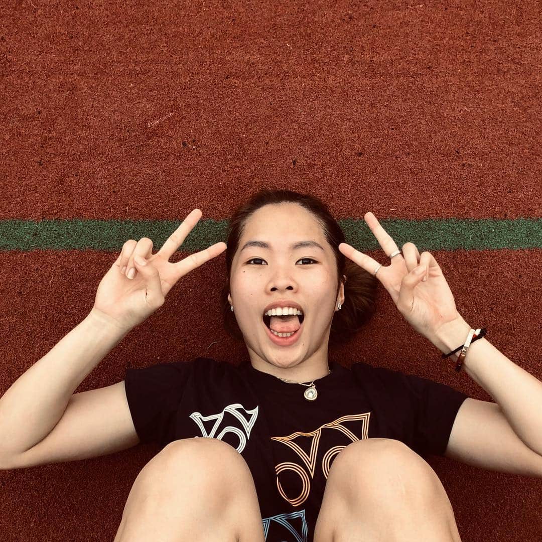 ラチャノック・インタノンのインスタグラム：「In the process of letting go you will lose many thing from the past, but you will find yourself. ✌🏻- Deepak Chopra」