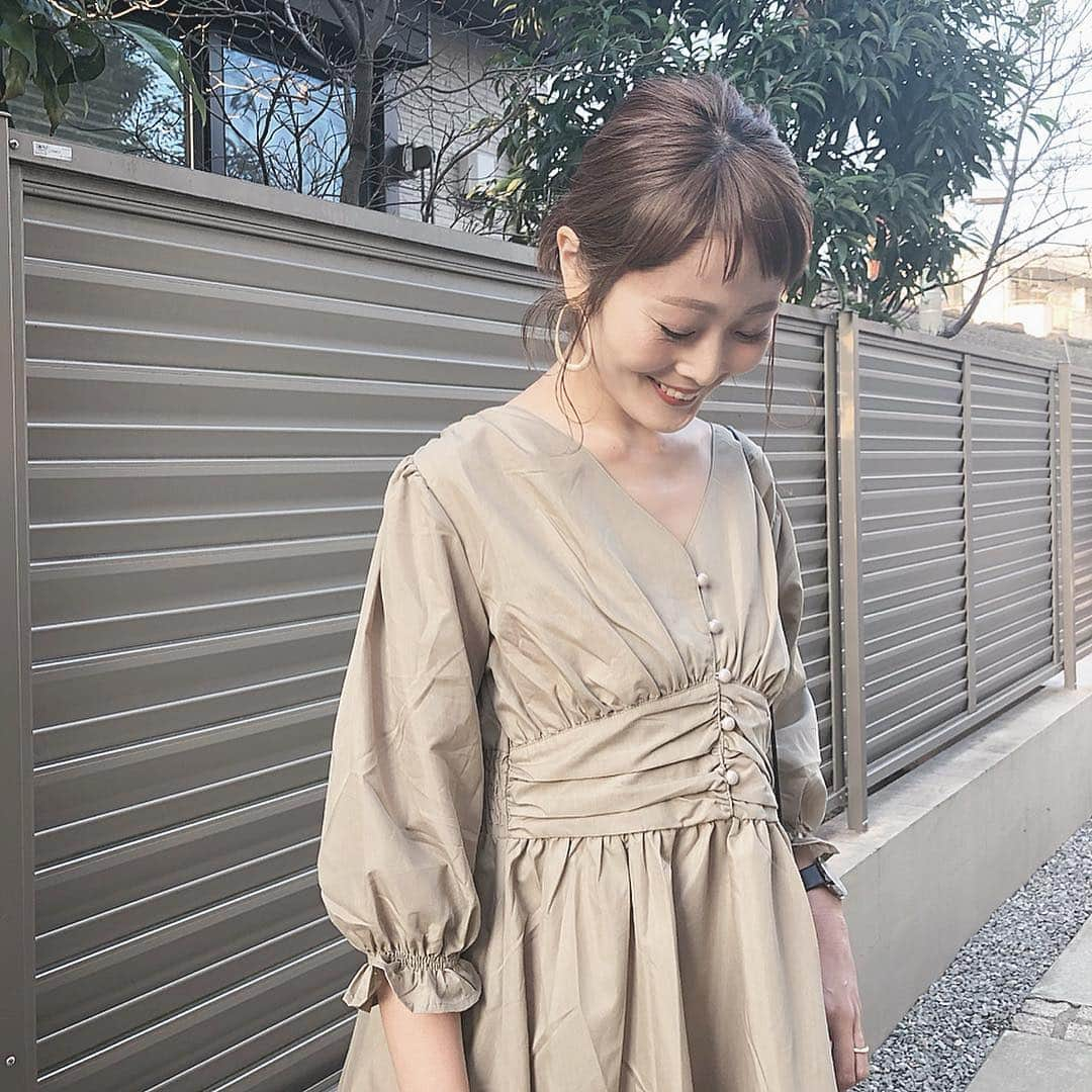 Kikuno Sayumiさんのインスタグラム写真 - (Kikuno SayumiInstagram)「〻beige onepiece〻 ・ ・ ・ @fifth_store の#ウエストギャザーロングワンピース 𓆸 ・ ・ これ、袖のパススリーブとか、ウエストのギャザーの感じが女らしくて好き♡♡ ・ 158センチの私でMサイズを着てこの丈感✧* ・ ボタンが外せて授乳も可能◎ ・ ・ 今見たら30%offになってたー☺︎ ・ ・ ・ onepiece▶︎ @fifth_store ・ ・ ・ #fifth #fifthtl #フィフス#fashion#ootd#coordinate#ベージュコーデ#ファッション#コーデ#fashion#ママコーデ#ponte_fashion #プチプラコーデ#大人カジュアル#ヘアアレンジ#オン眉#大人可愛い#chao_app#春コーデ#패션스타그램#옷스타그램#오오티디#マタニティコーデ #ぷんにー#ママリ#ママリファッション#妊娠5ヶ月#mamagirl」3月16日 10時50分 - sayumikikuno