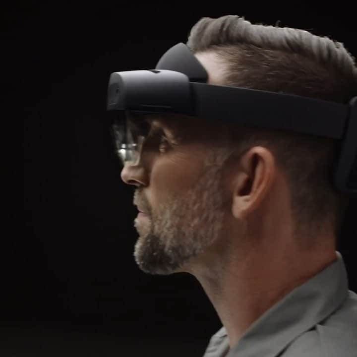 のインスタグラム：「CNBC's Jordan Novet got a first look at Microsoft's new HoloLens 2 augmented reality headset, which is smarter and more comfortable than ever before.⁣⠀ ⁣⠀ ⁣⠀ You can watch the full video, at the link in bio.⁣⠀ ⁣⠀ ⁣⠀ *⁣⠀ *⁣⠀ *⁣⠀ *⁣⠀ *⁣⠀ *⁣⠀ *⁣⠀ *⁣⠀ ⁣⠀ #Microsoft #HoloLens #headset #AugmentedReality #Tech #Technology #Future #CNBC #CNBCTech」