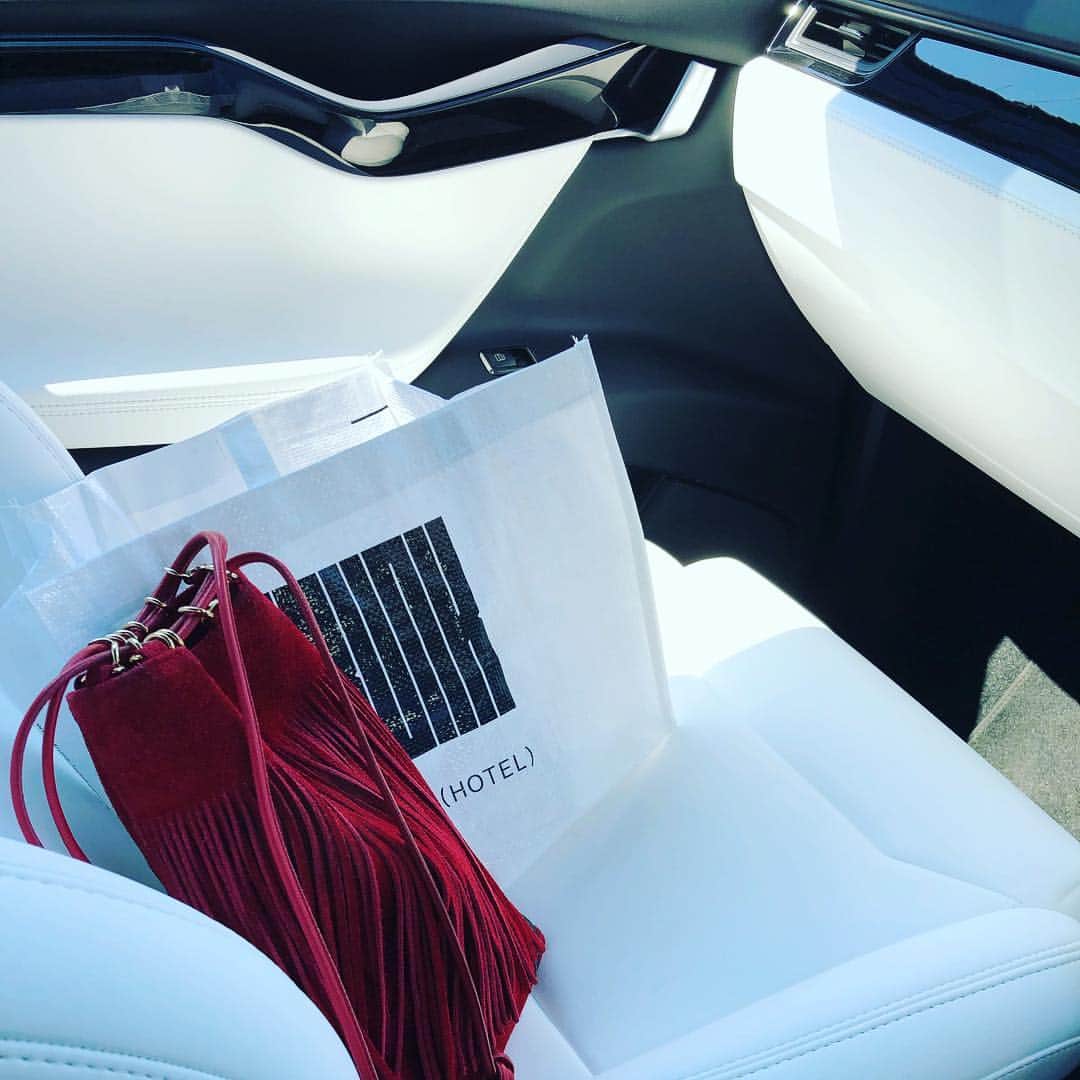 田波涼子さんのインスタグラム写真 - (田波涼子Instagram)「新しい車は思い切ってホワイトシートに。 きっとすぐ汚れるよね〜笑笑 でもお気に入り〜」3月16日 10時52分 - ryokotanami.idea