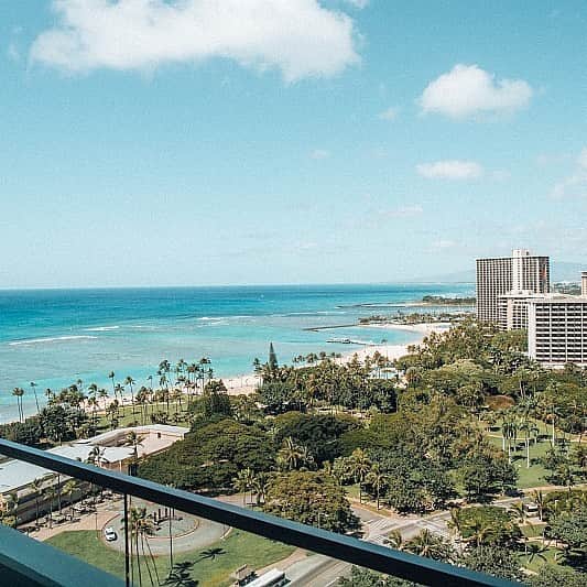 Trump Waikikiさんのインスタグラム写真 - (Trump WaikikiInstagram)「Happy Aloha Friday! Enjoy this glimpse of paradise. 📷: @kristinacrown #trumpwaikiki #luxuryhotelwaikiki #luxurytravel #familytravel  #multigenerationaltravel  #romancetravel #waikiki #oceanview #roomwithaview  #lethawaiihappen #visitoahu」3月16日 11時02分 - trumpwaikiki