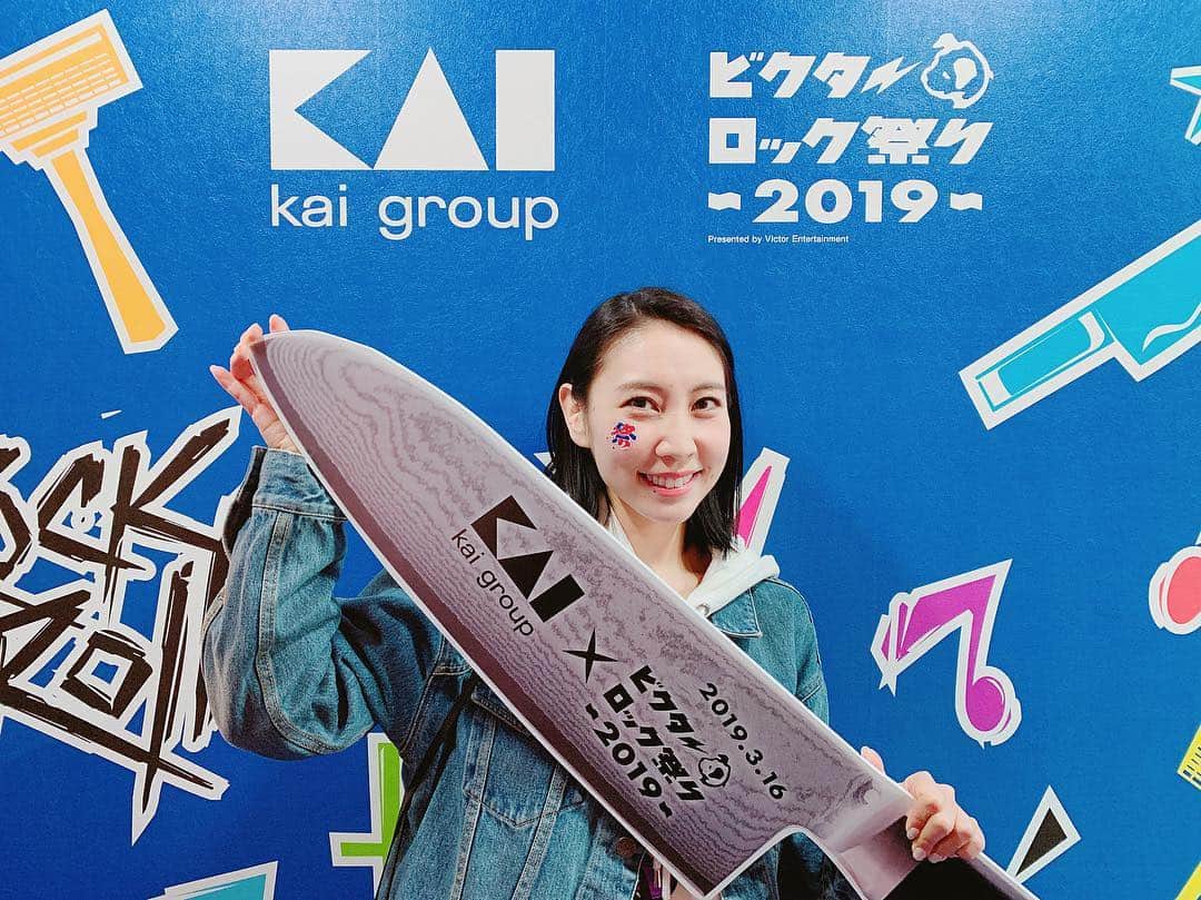 近野莉菜のインスタグラム：「友達に誘われて、ビクターロック祭りに来たよ⚡️初めてのロックフェス！！せっかくだから、貝印のブースでフェスメイクしてみた（笑）祭w #貝印 #ビクターフェスメイク」
