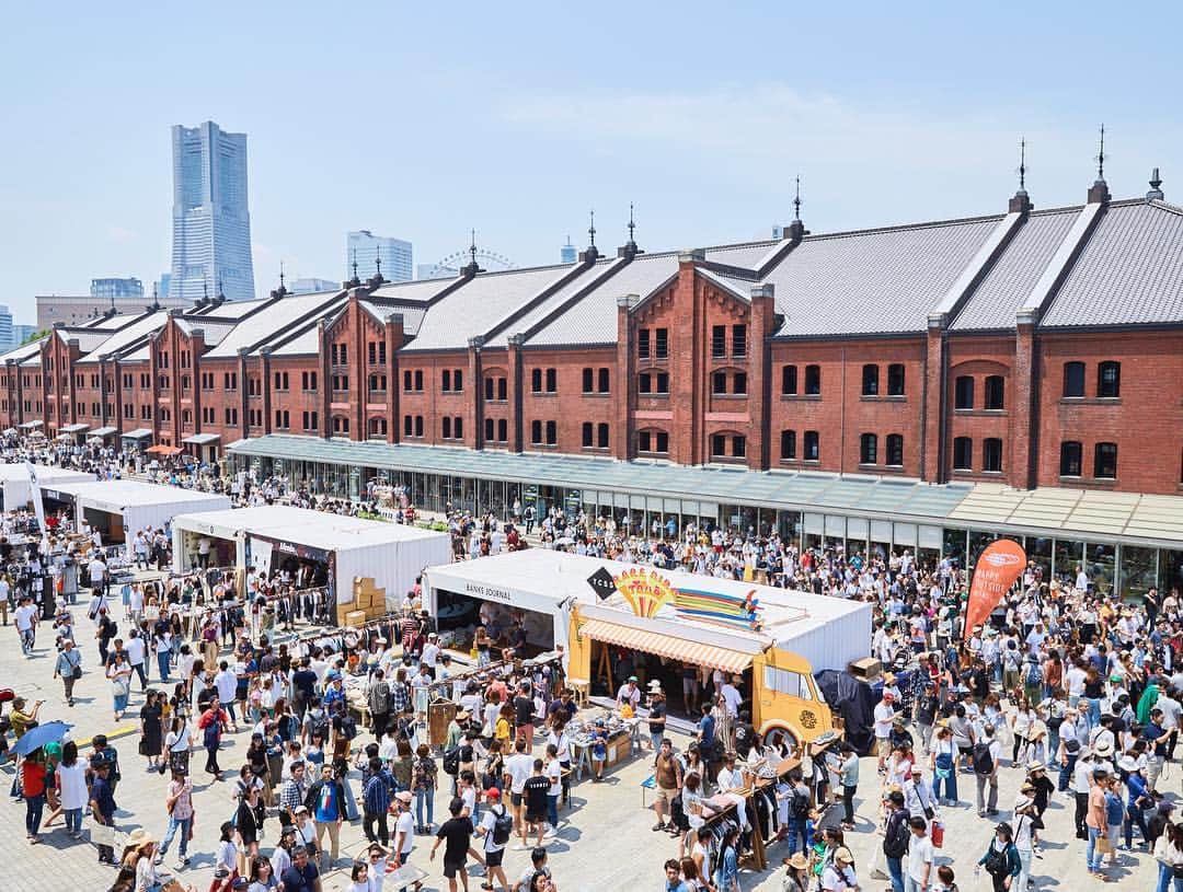 RE住むRENOVATIONさんのインスタグラム写真 - (RE住むRENOVATIONInstagram)「.﻿﻿ WTW House Project﻿ ﻿ 国内最大級のサーフイベント﻿ GREENROOM FESTIVAL’19への出展が決定しました🌴﻿ ﻿ WTW HouseのスペシャルブースではHouseの世界観を体験いただけるのはもちろんのこと、イベント限定グッズの販売やインスタキャンペーンも実施予定！﻿ ﻿ 日程 ▷ 2019年5月25日、26日﻿ 会場 ▷ 横浜赤レンガ地区野外特設会場﻿ ※入場無料エリアになりますので、チケット無しでもご来場いただけます。﻿ ﻿﻿ 皆さまのお越しを心よりお待ちしております🎶﻿ ﻿﻿ ▼WTW House Project特設サイト﻿ https://wtwhouseproject.com﻿ ﻿ @resumu_renovation﻿﻿ ﻿﻿ ﻿ ﻿ #RE住む #RE住むリノベーション #ライフスタイル #lifestyle #wtw #wtwstyle #wtwsurfclub #サーフィン #サーフスタイル #surf #西海岸 #西海岸スタイル #海が好き #サーファーズハウス #サーフィン好き #ビーチスタイル #サーファーズハウス﻿﻿ #sea #beach #デニムソファー #インテリア #ビーチ #beach #海 #sea #wave #surferslife #surferstyle #グリーンルームフェスティバル #greenroomfestival」3月16日 11時21分 - dolive.media