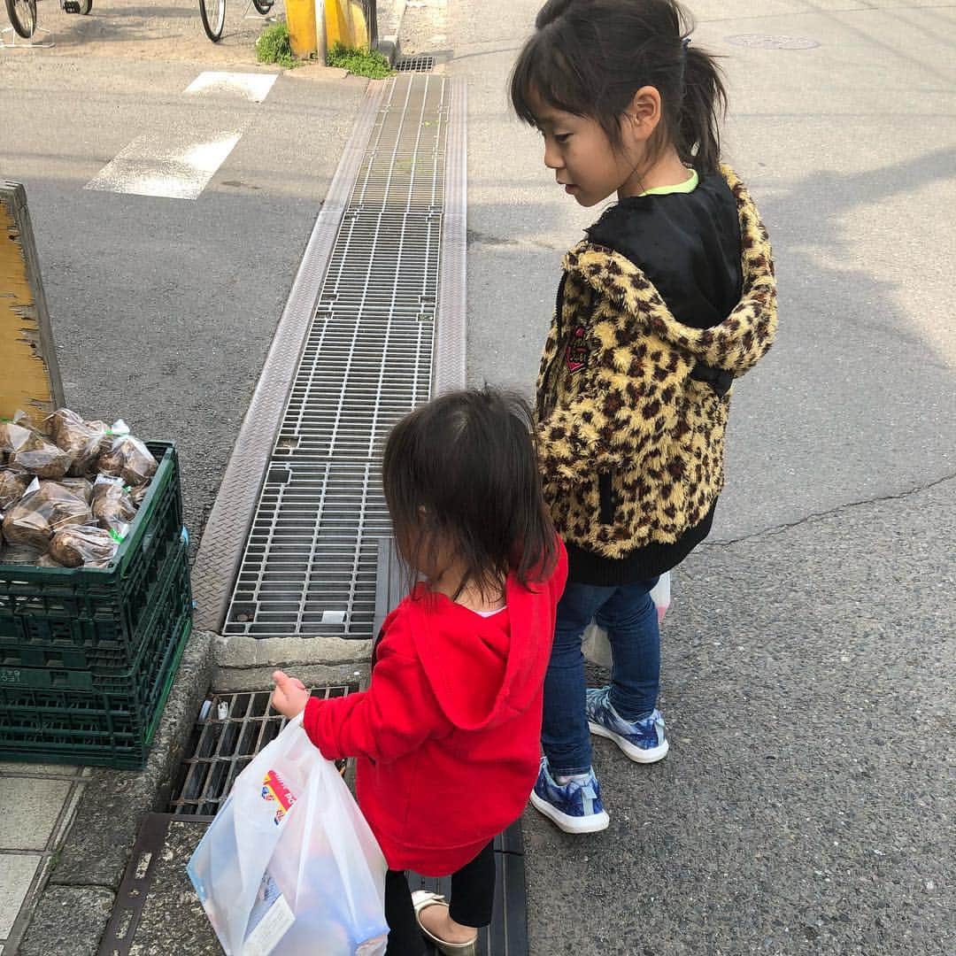 美奈子さんのインスタグラム写真 - (美奈子Instagram)「れんと＆ゆづがお手伝い❤  お買い物の袋を 持ってくれてます( *´艸｀) ありがとうね～💕 #お手伝い #れんと #ゆづ #美奈子」3月16日 11時19分 - minako_official