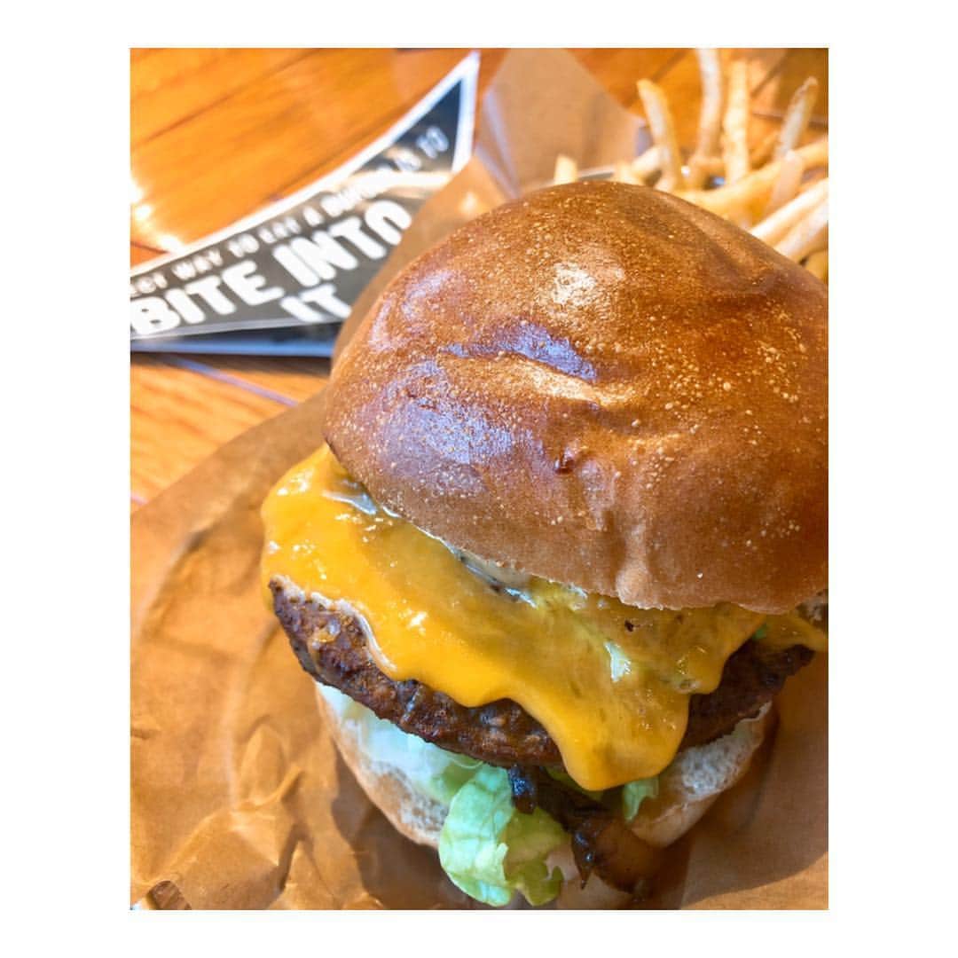 のインスタグラム：「Girls Brunch 🍔❤️ . オーストラリア、韓国、パキスタン、マルタ 各国に散ってたから久々に実現した4人集合🥳 . 楽しくてパワフルでフットワーク軽すぎるから、 会える時間が少しでもあるとすぐ連絡し合っちゃう🥳 . 皆でパキスタン楽しみすぎる🥳 . #japan #tokyo #girls #cafe」