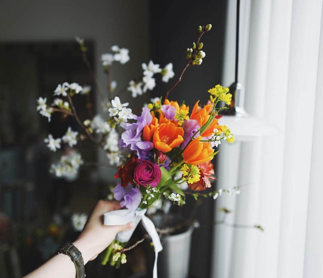 JF flower Shopさんのインスタグラム写真 - (JF flower ShopInstagram)「침착하자 😶😶 @ldeartist59 ‭ Jf flower shop. . . . .#2019jfflowershop #jfflowershop #flower #florist #floral #flowerlesson #wedding #bouquet  #웨딩 #웨딩부케 #플로리스트 #플로리스트수업 #핸드타이드 #안양플라워레슨  #범계플라워레슨 #플로리스트과정 #플라워레슨 #꽃꽂이수업 #안양꽃집 #범계꽃집 #평촌꽃집 #과천꽃집 #인덕원꽃집 #동편마을꽃집 #꽃집창업 #취미 #花#花艺」3月16日 11時47分 - jfflowershop