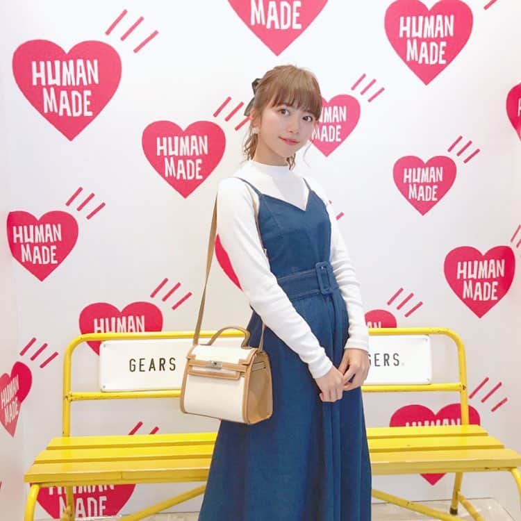 のインスタグラム：「. . #ももこーで 🍑❤️ . ▫️Tops / #uniqlo . ▫️Onepice / #dazzlin . ▫️Bag / #isntshe . . 昨日は仲のいい子と沢山の会えて しあわせな日でした✨ 最近髪が明るいのを楽しんでます🥰 . . . . #sサイズ#155cm #今日のコーデ#きょコ#code#女の子#プチプラコーデ#お洒落さんと繋がりたい#코디#스타일링#패션스타그램#데일리#데일리룩#옷스타그램#女の子#followme#cordinate#outfit#ootd#サロモ#ユニクロ#ユニクロコーデ#ダズリン#デニムコーデ#ポニーテール#原宿」