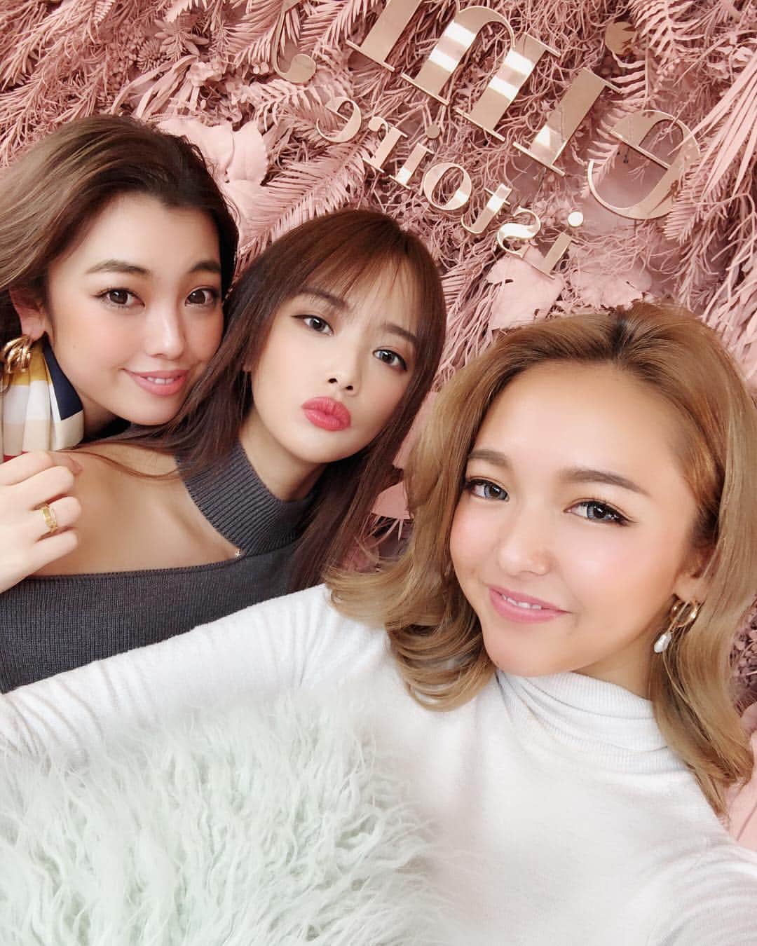 茶谷伊織のインスタグラム：「. love...🎀 . わかなさん、ありがとうございました✨ ベビーフェイスえりかもありがと😘 楽しかった💗  #eimy #eimyistoire #2019ss  #spring #summer #fashion  #fashiongram #girls #pink #love」
