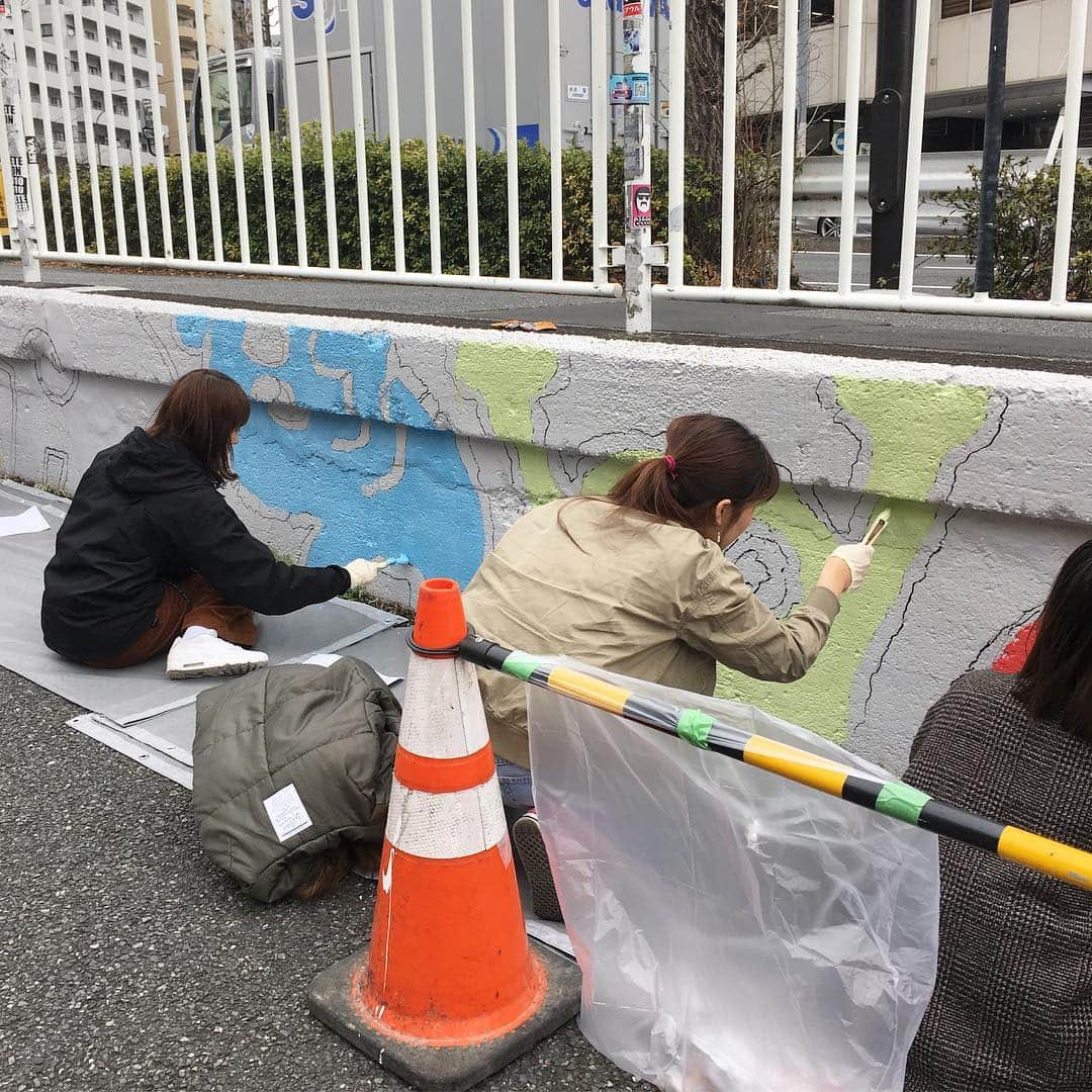 合田経郎のインスタグラム：「壁画ペタペタすすんでます。 #なかめエンノシターズ」