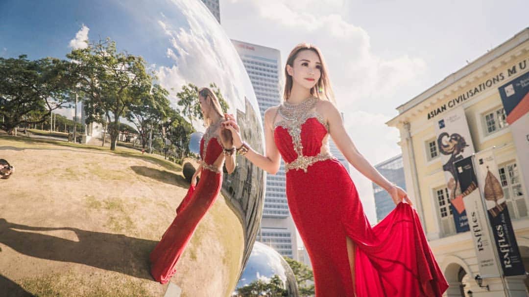 Nicole Chenのインスタグラム：「Good morning! Lovely saturday! Beautiful life! Enjoy and embrace it  Photography @daryl.yeap Beautiful clothes by @covetella #fashion Lens by @sonysingapore  #fashionstyle #clothes #beautiful #lovely #cool #nice #red #nicolechen #singapore #photography #style #fashionblogger #vlog #sonylens #sony #camera #singaporemodel #singaporedj #dj #djane #covetella」