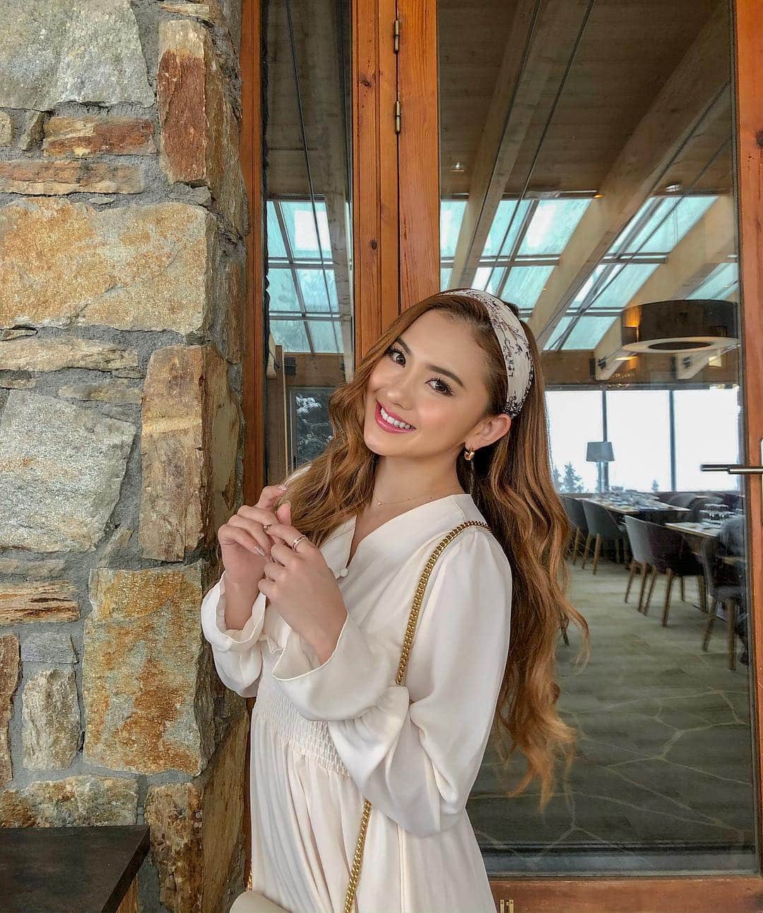 カレンさんのインスタグラム写真 - (カレンInstagram)「ボンジュール👩🏼‍🦰🇫🇷💕 明日は #関西コレクション の為、 日本へ帰ります✈️💖 はじめてのフランス🇫🇷楽しかった😻🌼 👚by @valmuer_official ・ ・ #France #Bonjour ‼︎ #valmuer #gardenbyvalmuer #valmuertravelcamp #ootd #outfit #fashion #shooting #フランス #撮影 #ヴェルムーア #japanesegirl #me #makeup #smile  #cjd_karen #tomorrowlandwinter」3月16日 11時46分 - cjd_karen