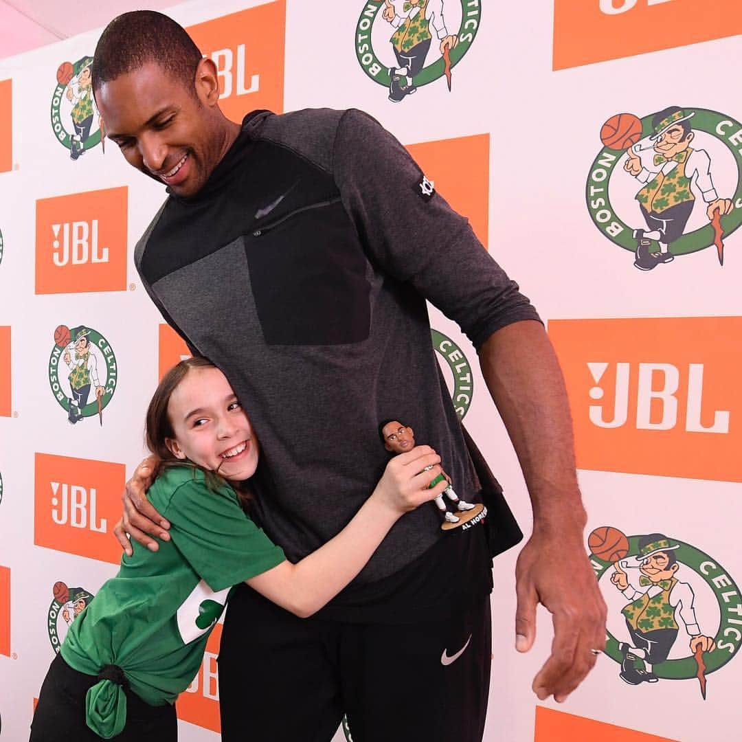 ボストン・セルティックスさんのインスタグラム写真 - (ボストン・セルティックスInstagram)「The best Fridays are ones spent with the best fans in the league 🙌 #JBLxCeltics」3月16日 11時55分 - celtics