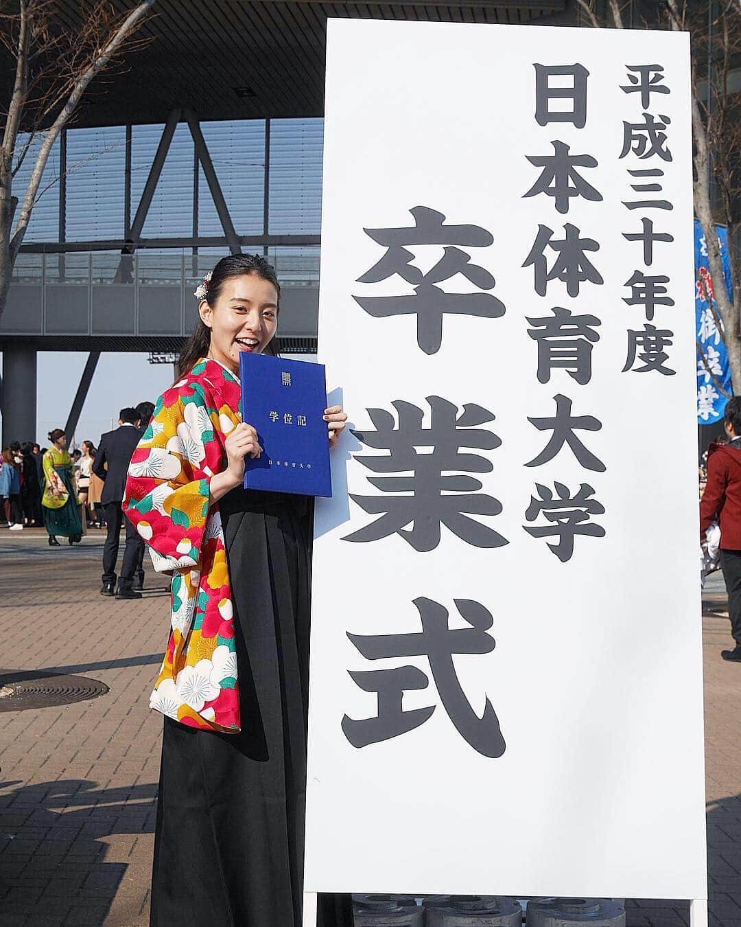 宮原華音さんのインスタグラム写真 - (宮原華音Instagram)「無事、日本体育大学卒業しました✨✌🎓✌✨ 4年間、仕事と大学の両立は楽しいことばかりじゃなかったけど周りの人に支えられてここまで来れました😊 大学ではみんなが応援してくれて 支えてくれて 舞台や映画見てくれて イベントに来てくれたり テレビで見たら写真撮って送ってくれたり 周りの人に恵まれた4年間でした😭💕 大学進学したことに後悔ありません！！！ みんな本当にありがとう🙏 大学で声かけてくれたみんなも ありがとう！！！ 忘れないでね！！！笑  みんな大好きだーーー🙉🙊🙈💕 #日本体育大学 #卒業式 #卒業 #日体大 #nssu #袴 #大学生」3月16日 11時49分 - miyahara_kanon