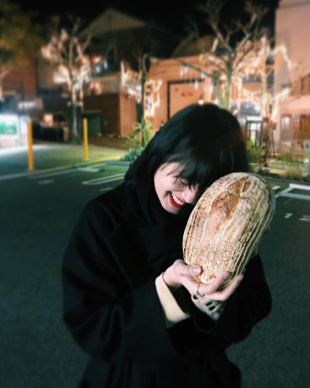 新井貴子さんのインスタグラム写真 - (新井貴子Instagram)「This is not a meteorite☄️ This is a bread!!!🥖」3月16日 11時50分 - kikoarai