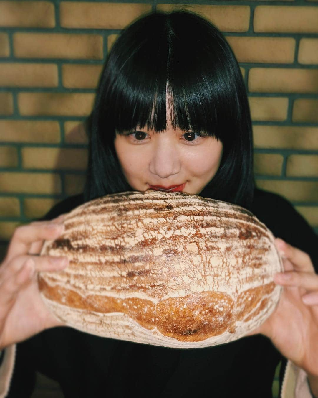 新井貴子さんのインスタグラム写真 - (新井貴子Instagram)「This is not a meteorite☄️ This is a bread!!!🥖」3月16日 11時50分 - kikoarai