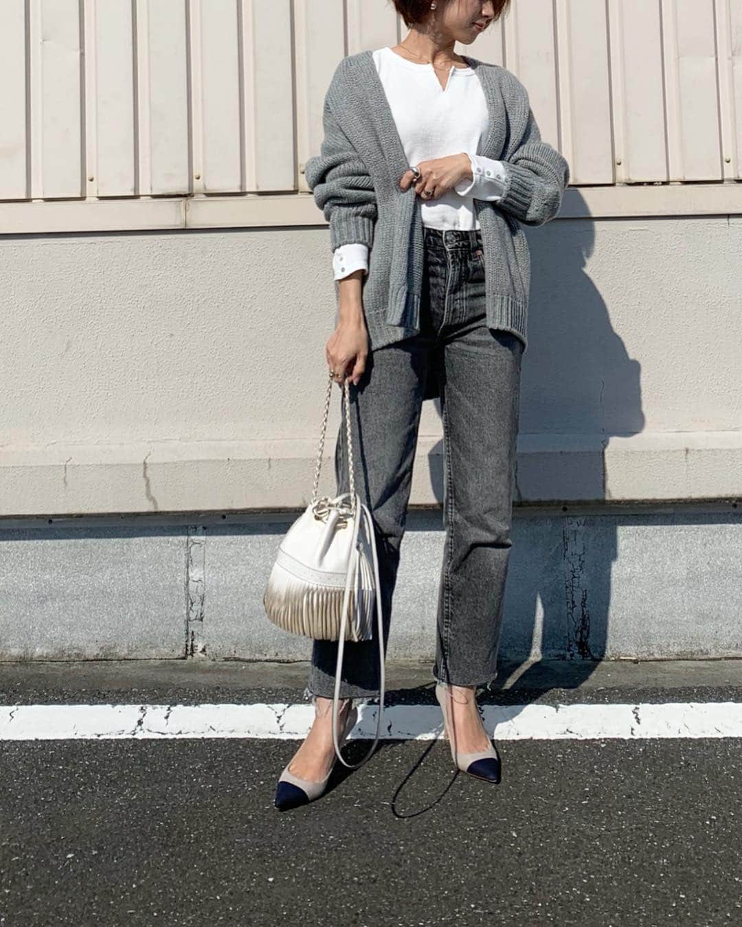 yuさんのインスタグラム写真 - (yuInstagram)「* * インナーは白Tが定番なんだけど、 @rococo39 作のワッフルが大人可愛くてヘビロテの予感。。♥︎ * ワッフルトップスってメンズっぽい物が多いけど、さりげなく見え隠れするここちゃんの大人女子のこだわりが詰めらたこのワッフルはデニムにもスカートにも合わせやすい1枚です♥︎ * cardigan: @apartbylowrys tops: @twofaces_press x @rococo39 denim: @zara bag: @jandmdavidson shoes: @tsurubymarikooikawa * * #fashion#code#coordinate#ootd#outfitoftheday#outfit#mamagirl_sugotoku#locari#mineby3ootd#153cm#twofaces#denim##twofaces#twofaces_press#cocotwofaces#cocoコラボ#ワッフルt#大人カジュアル#ママコーデ#春コーデ#ショートヘア#おちびコーデ」3月16日 11時52分 - yu.rm