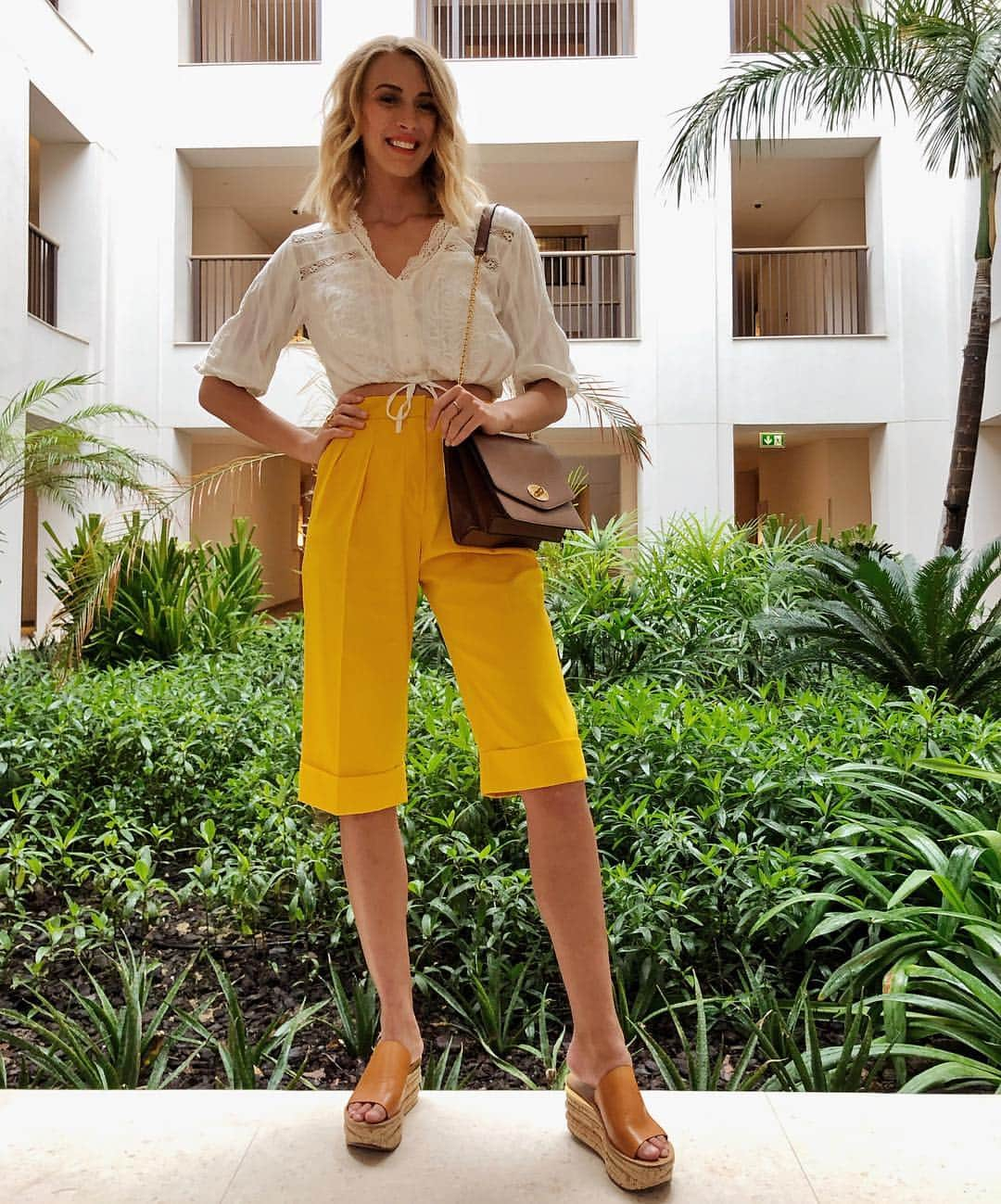 Zanna Van Dijkさんのインスタグラム写真 - (Zanna Van DijkInstagram)「Hi I’m Zanna, I’m 6 foot 2 and 90% leg 😂 These yellow shorts are BOLD and I’m sure they will divide opinions, but I’m personally a huge fan! 💛 For us tall girls who can’t find trousers which reach our ankles, these intentionally short ones make our lives so much easier 😂 Hope you guys aren’t bored of my sassy outfit posts yet! It feels so good to wear normal clothes and just feel like myself after my surgery! 💃 See more of our escapades on my stories 🥰❤️ #dubaivibes #holidayvibes #ootd #dubaibeach #jumeirahbeach #dubaiootd #ootddubai」3月16日 17時20分 - zannavandijk