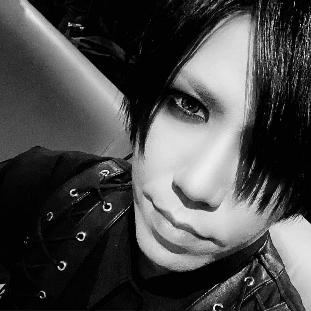 the GazettEのインスタグラム：「🤘 #aoi #yuu #shiro #shiroyama #japan #tokio #newpic #gazetto #gazerockisnotdead #gazettephoto #jrock #jmusic #new #2019 #blackwhite #smile #pscompany #band #ruki #uruha #kai #reita」