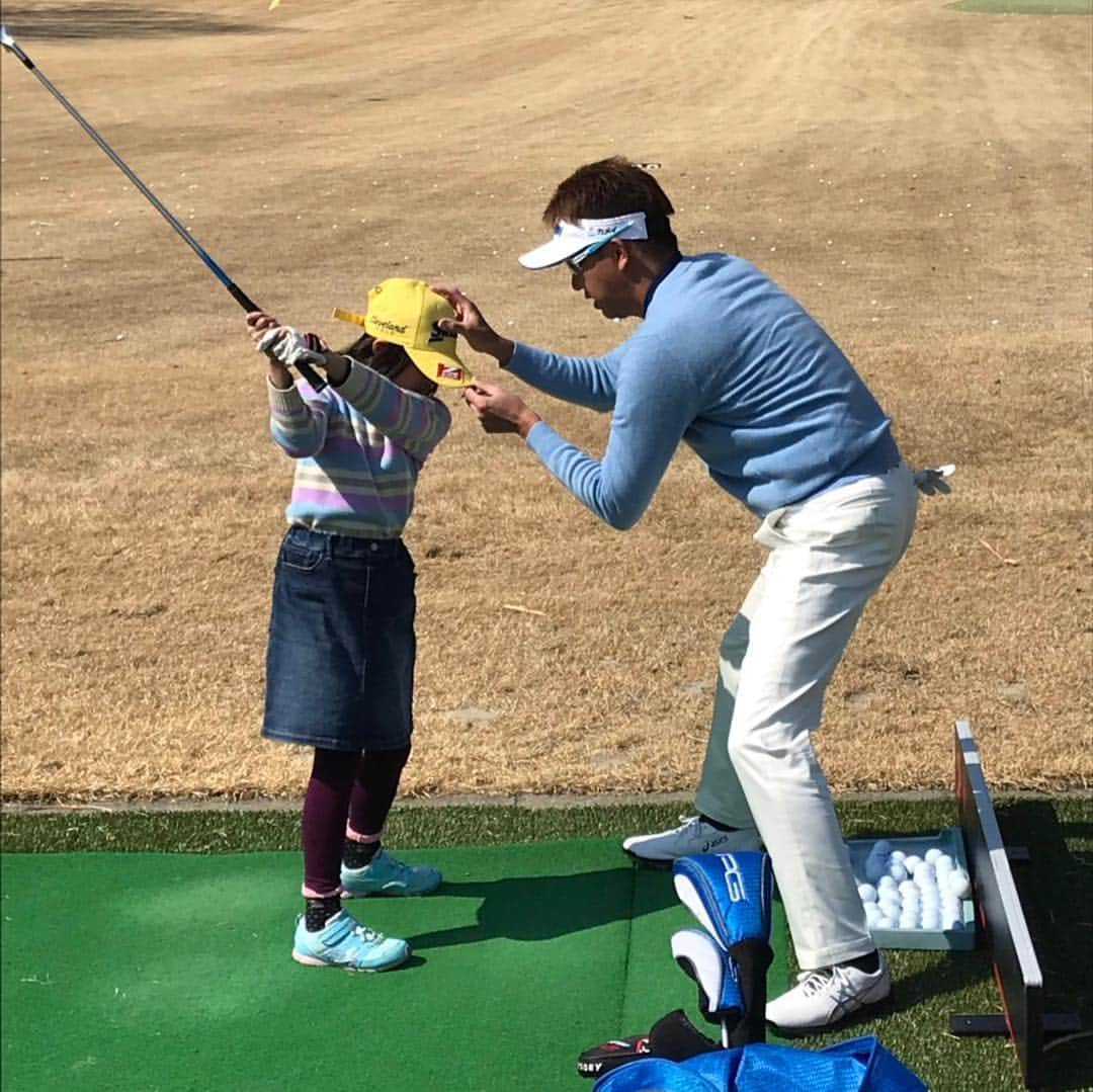 星野英正さんのインスタグラム写真 - (星野英正Instagram)「今日は毎年恒例🏌️‍♂️地元仙台でのカメイ星野英正ジュニアレッスン会に行ってきました！  自分がジュニア時代に比べると今の子供達が数段うまい🤣👍 今の子供たちは恵まれてるな😊  カメイ星野英正ジュニアレッスン会から将来のスーパースターが出て欲しいな😆😆😆 #株式会社カメイ#利府ゴルフクラブ#ダンロップエンタープライズ#住友ゴム工業#ダンロップスポーツマーケティング#宮城ゴルフガーデン#宮城県ゴルフ連盟#宮城テレビ#プロゴルファー#ジュニアゴルファー#宮城県#利府町#仙台#」3月16日 17時24分 - hidemasa_hoshino