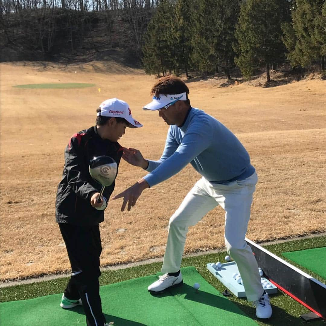 星野英正さんのインスタグラム写真 - (星野英正Instagram)「今日は毎年恒例🏌️‍♂️地元仙台でのカメイ星野英正ジュニアレッスン会に行ってきました！  自分がジュニア時代に比べると今の子供達が数段うまい🤣👍 今の子供たちは恵まれてるな😊  カメイ星野英正ジュニアレッスン会から将来のスーパースターが出て欲しいな😆😆😆 #株式会社カメイ#利府ゴルフクラブ#ダンロップエンタープライズ#住友ゴム工業#ダンロップスポーツマーケティング#宮城ゴルフガーデン#宮城県ゴルフ連盟#宮城テレビ#プロゴルファー#ジュニアゴルファー#宮城県#利府町#仙台#」3月16日 17時24分 - hidemasa_hoshino