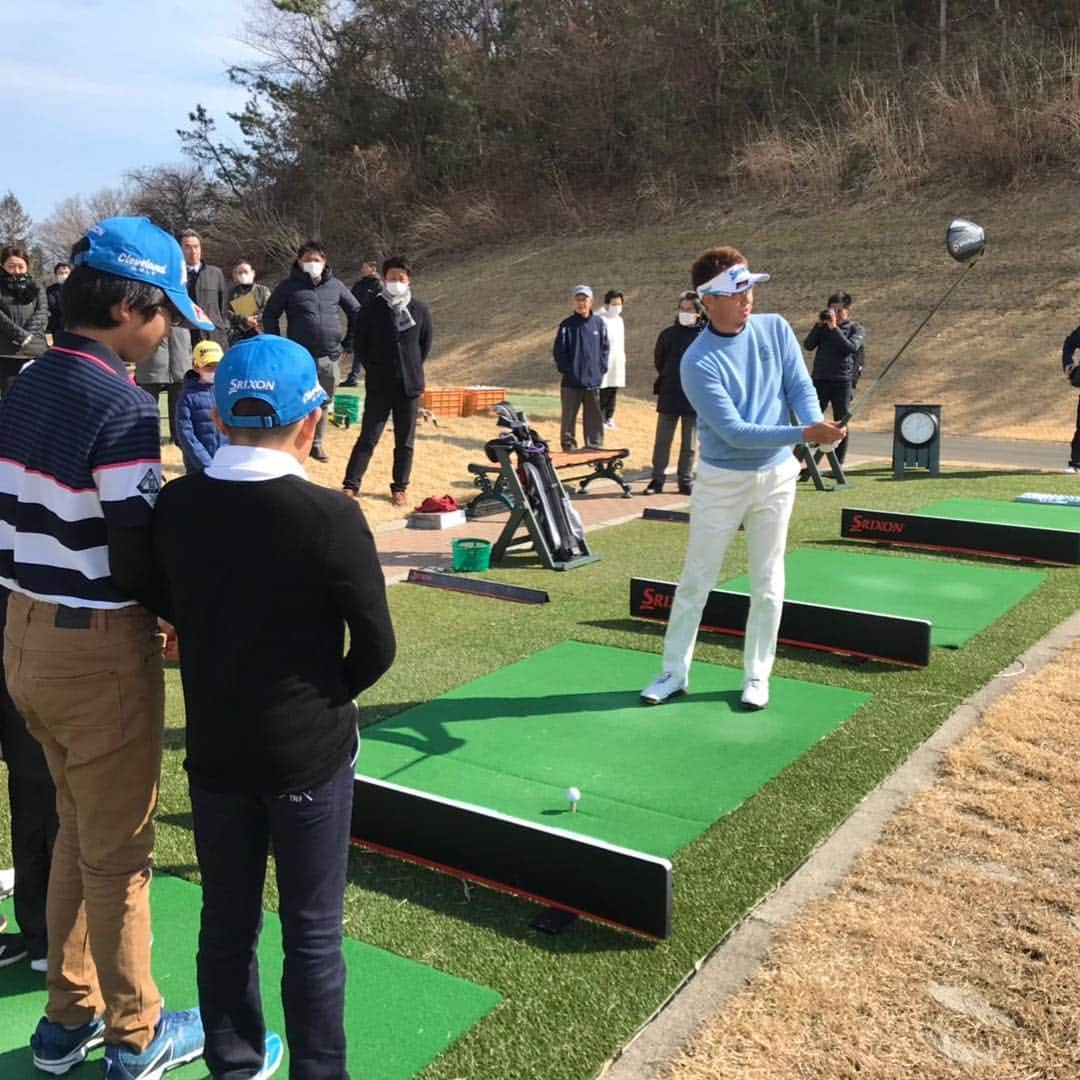 星野英正さんのインスタグラム写真 - (星野英正Instagram)「今日は毎年恒例🏌️‍♂️地元仙台でのカメイ星野英正ジュニアレッスン会に行ってきました！  自分がジュニア時代に比べると今の子供達が数段うまい🤣👍 今の子供たちは恵まれてるな😊  カメイ星野英正ジュニアレッスン会から将来のスーパースターが出て欲しいな😆😆😆 #株式会社カメイ#利府ゴルフクラブ#ダンロップエンタープライズ#住友ゴム工業#ダンロップスポーツマーケティング#宮城ゴルフガーデン#宮城県ゴルフ連盟#宮城テレビ#プロゴルファー#ジュニアゴルファー#宮城県#利府町#仙台#」3月16日 17時24分 - hidemasa_hoshino