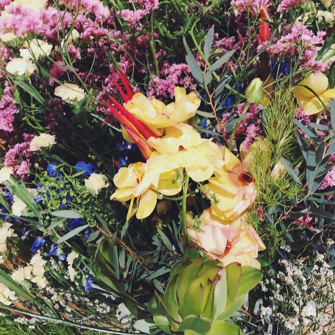 野村仁美さんのインスタグラム写真 - (野村仁美Instagram)「・ 撮影で使用したお花達を頂き、お部屋に春がきた。 お花は花瓶に。グリーンはスワッグを作ってみたりして。 植物が美しい季節。花畑に行きたくなる〜 @spoonbill_official  #お花のある暮らし」3月16日 11時57分 - hitominomura