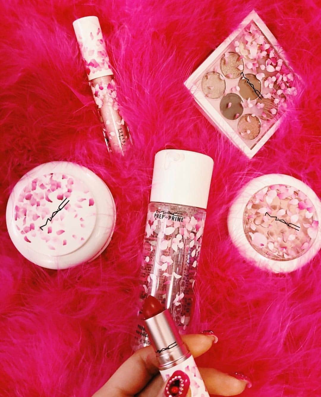 M∙A∙C Cosmetics Japanのインスタグラム：「⠀ TOKYOを代表するファッションアイコンとして活躍中の ツインズユニット”AMIAYA”のお二人が、 桜の花びらの限定コレクション #MACブームブームブルーム をご紹介してくださいました🌸 ⠀ #MACBoomBoomBloom @amixxamiaya @ayaxxamiaya ⠀ ⠀ ⠀ ⠀ ⠀ ⠀ #MACCosmeticsJapan #MACコスメ #MACCosmetics #MAC #コスメ #メイク #リップ #リップスティック #リップグロス #MACリップ #MACアイメイク #MACアイシャドウ #アイシャドウ #アイシャドウパレット #ファンデーション #クッションファンデ #クッションファンデーション #化粧水 #ミスト化粧水 #フィックス #フィックスプラス #ハイライター #チーク  #フェイスパウダー #春 #スプリング #桜 #CherryBlossom」